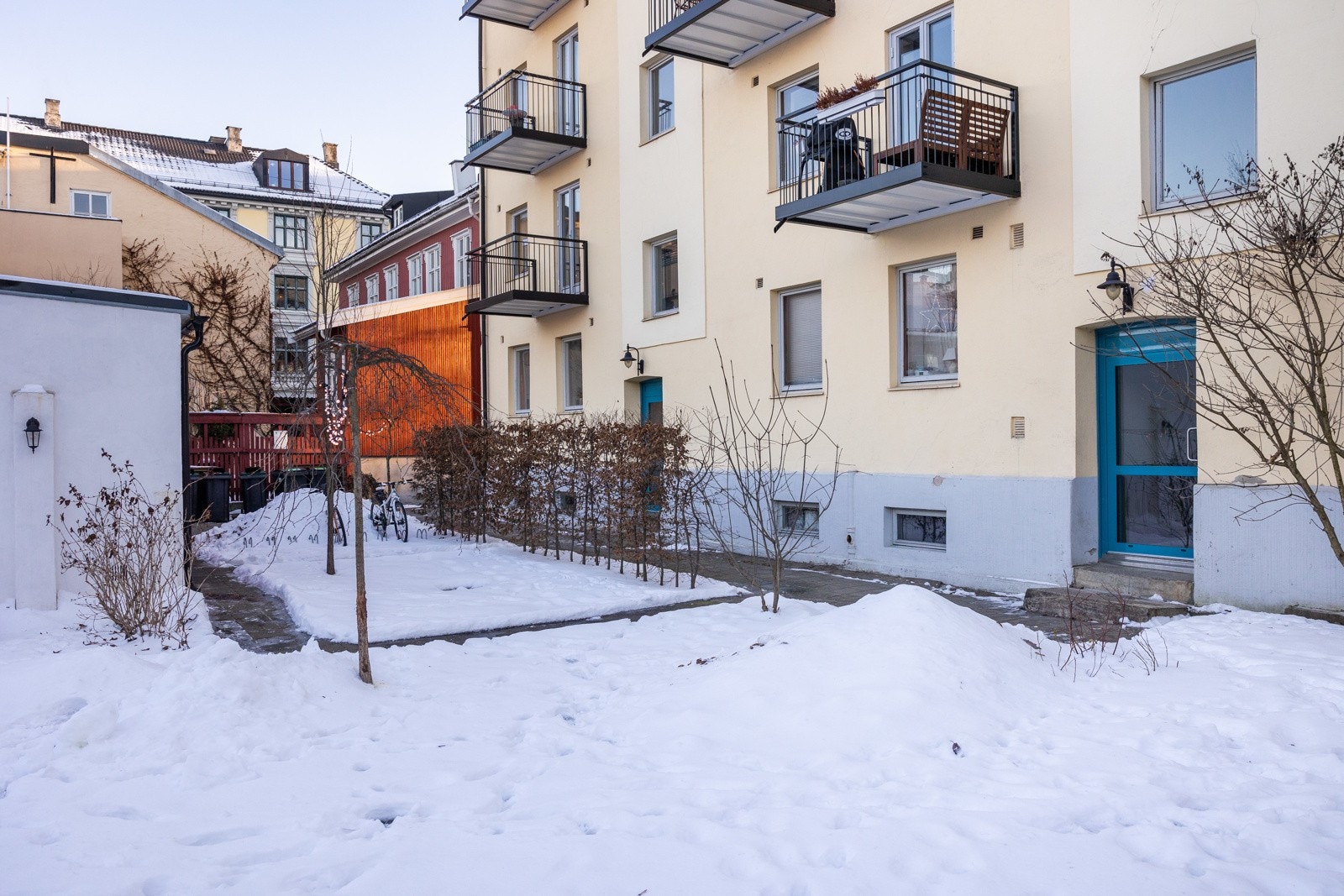 Sameiet har en stor og fin bakgård. Ettersom leiligheten ligger i 1. etasje har man svært enkel adkomst til bakgården. Galleribilde