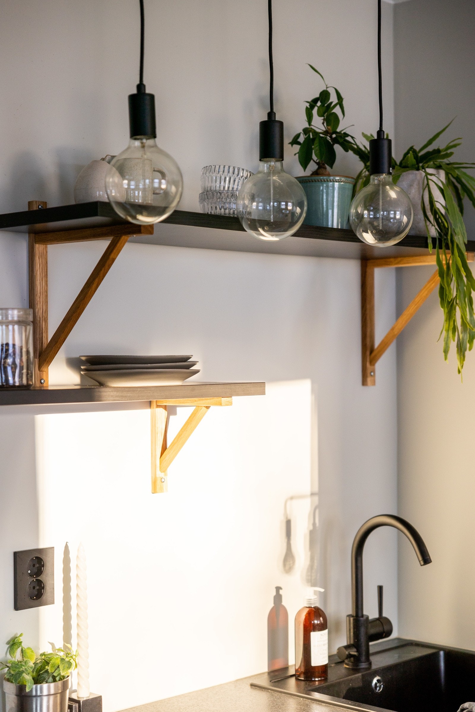 De store vinduene slipper inn godt med naturlig lys. Stilige vegghengte hyller medfølger. Galleribilde