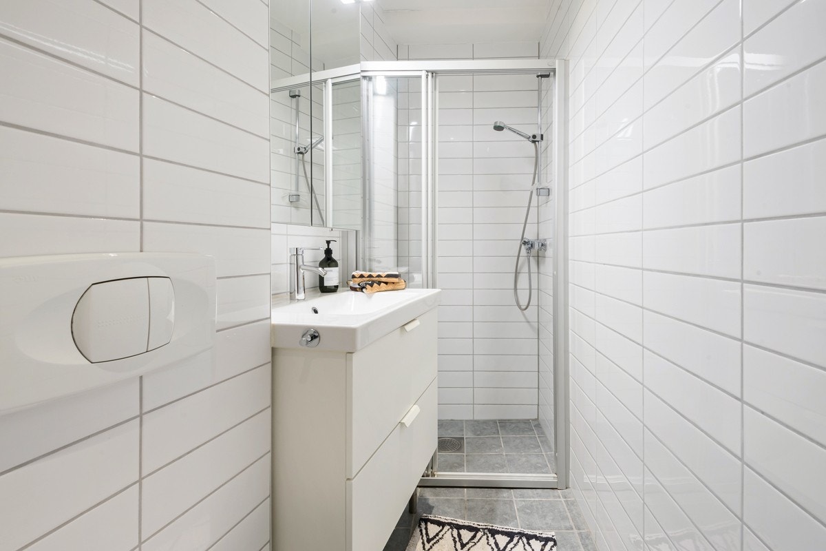 Pent flislagt bad med opplegg for vaskemaskin. Badet ble pusset opp i 2009 Galleribilde