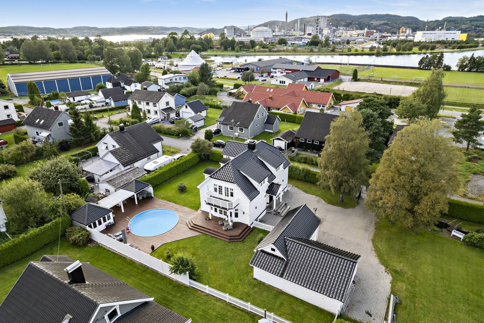 Eiet tomt på totalt ca. 1651 kvm, tomten består av 2 gnr/bnr Galleribilde
