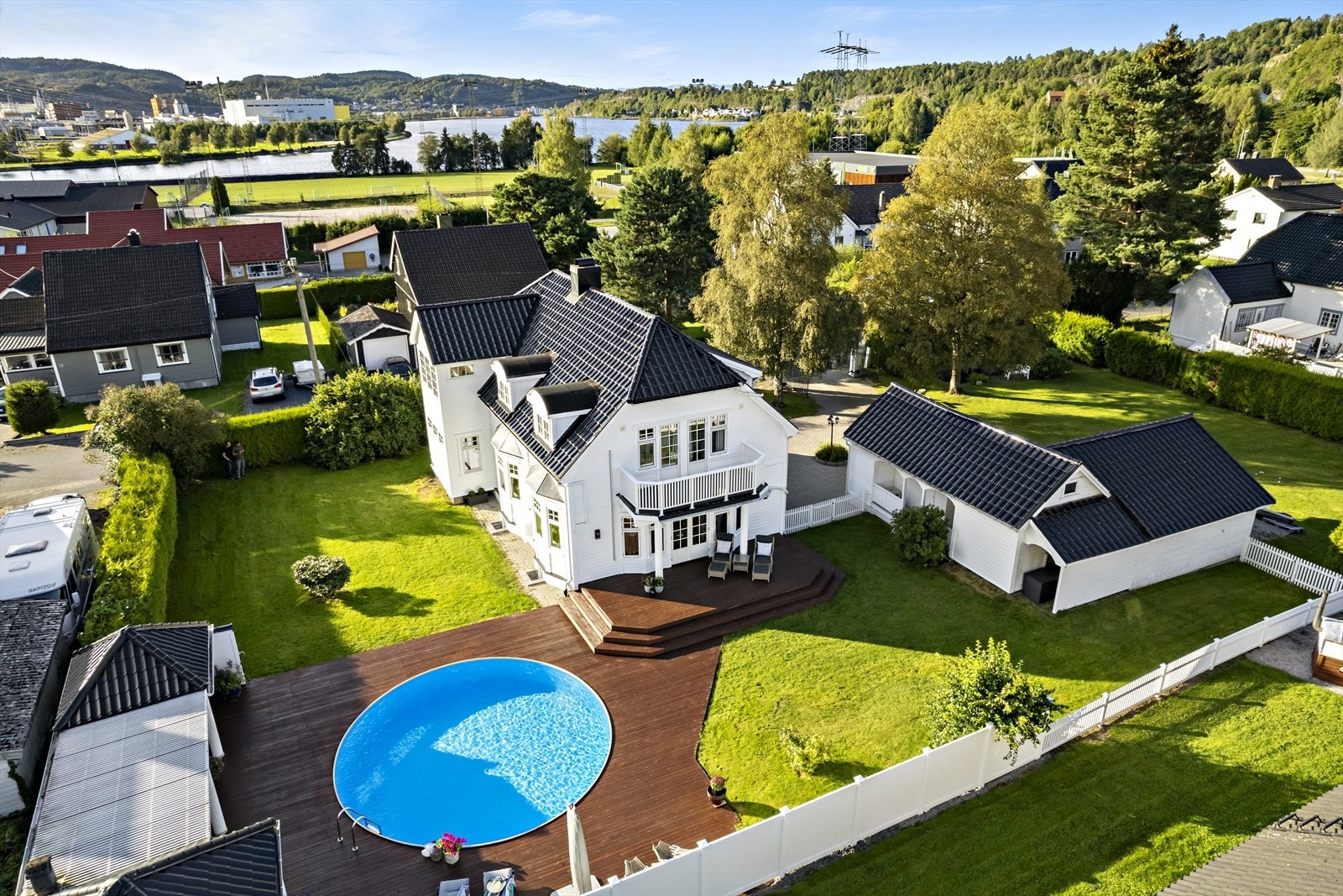 Uteområdet er særdeles pent opparbeidet Galleribilde