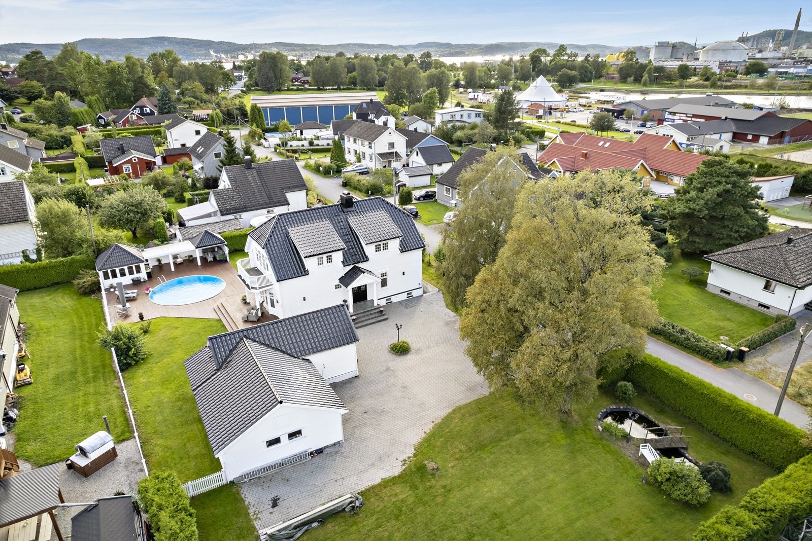 Eiendommen er meget pent og parkmessig opparbeidet Galleribilde