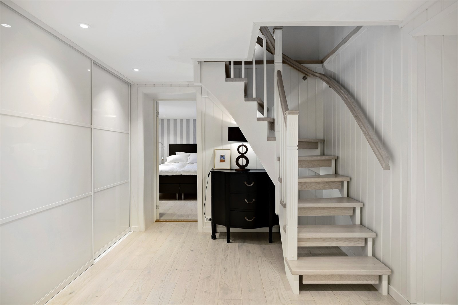 Trapperom/gang underetasje med praktisk skyvedørsgarderobe. Det er vannbåren gulvvarme i denne etasjen. Galleribilde