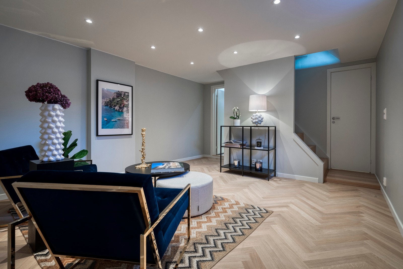 Underetasjen er meget tiltalende. Her er det gulvvarme og samme fantastiske parketten som i resten av boligen. Galleribilde