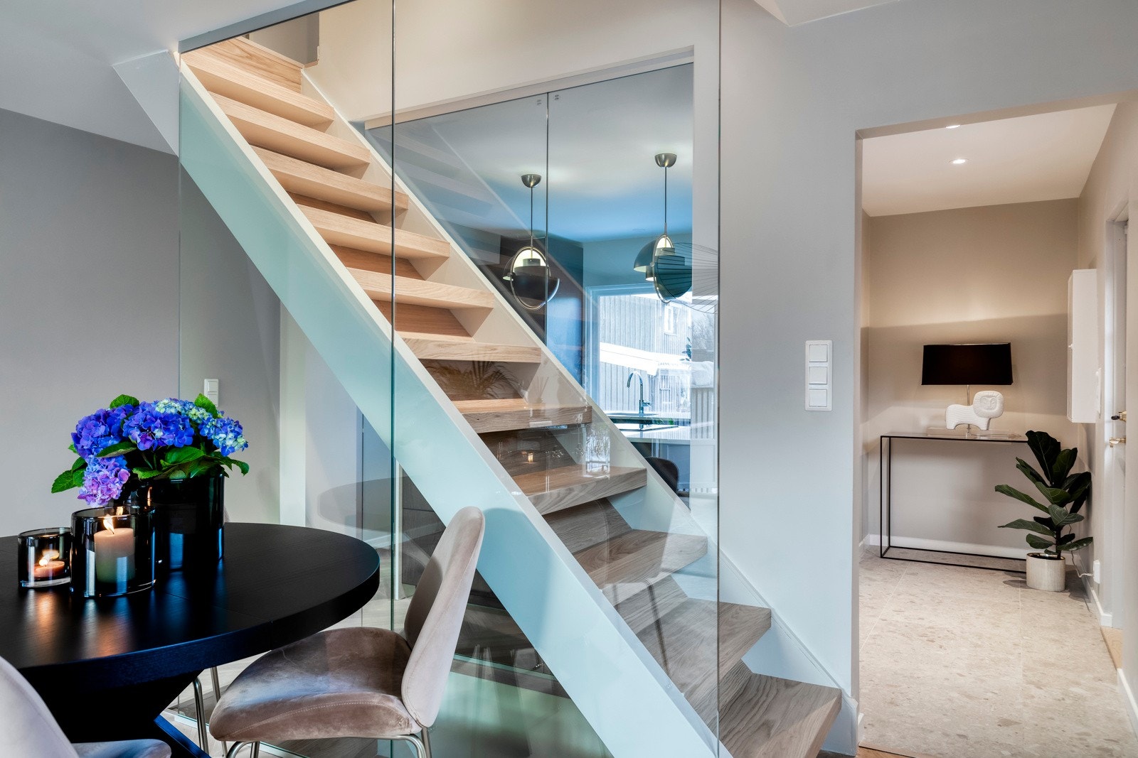 Trappeløpet er innglasset for å skape et åpent og luftig preg på 1. etasje. Galleribilde