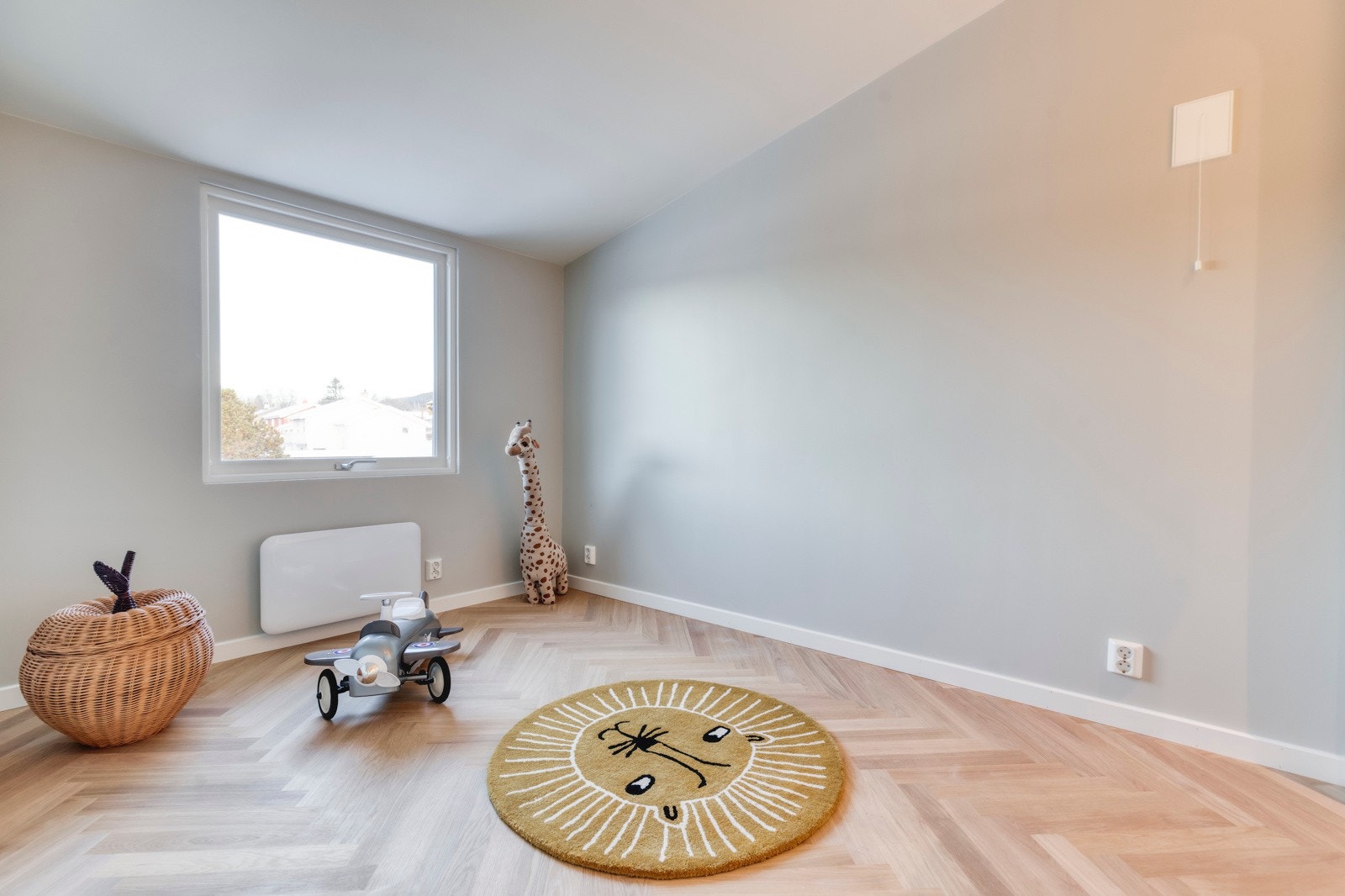 Med egen sengeplass over trappen har man stort gulvareal til annet møblement og leker m.m. Galleribilde