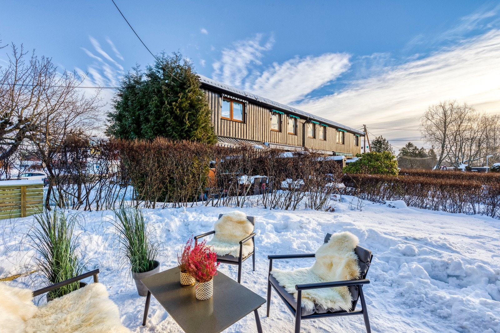 Hage og terrasse ligger sydvendt med gode solforhold. Adkomst fra hagen og via fellesarealer til Lysakerelven og stier med fine turmuligheter. Galleribilde