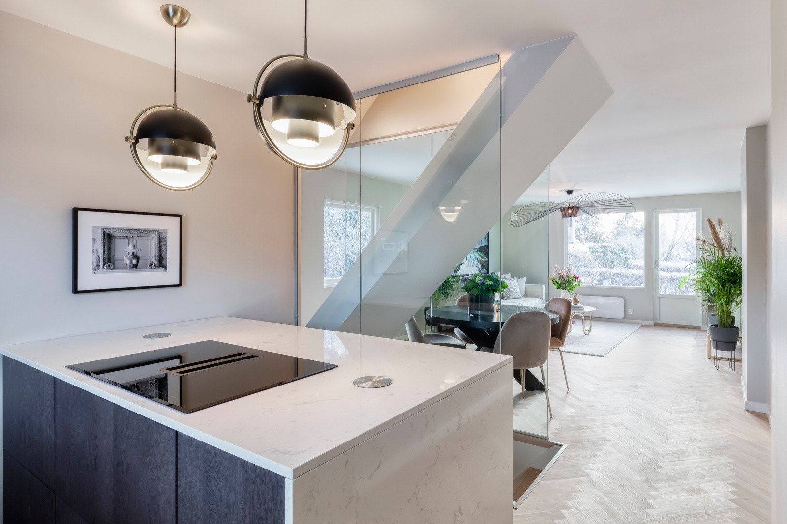 Kjøkkenøyen gir både ekstra arbeidsplass og ekstra oppbevaringsplass. Galleribilde