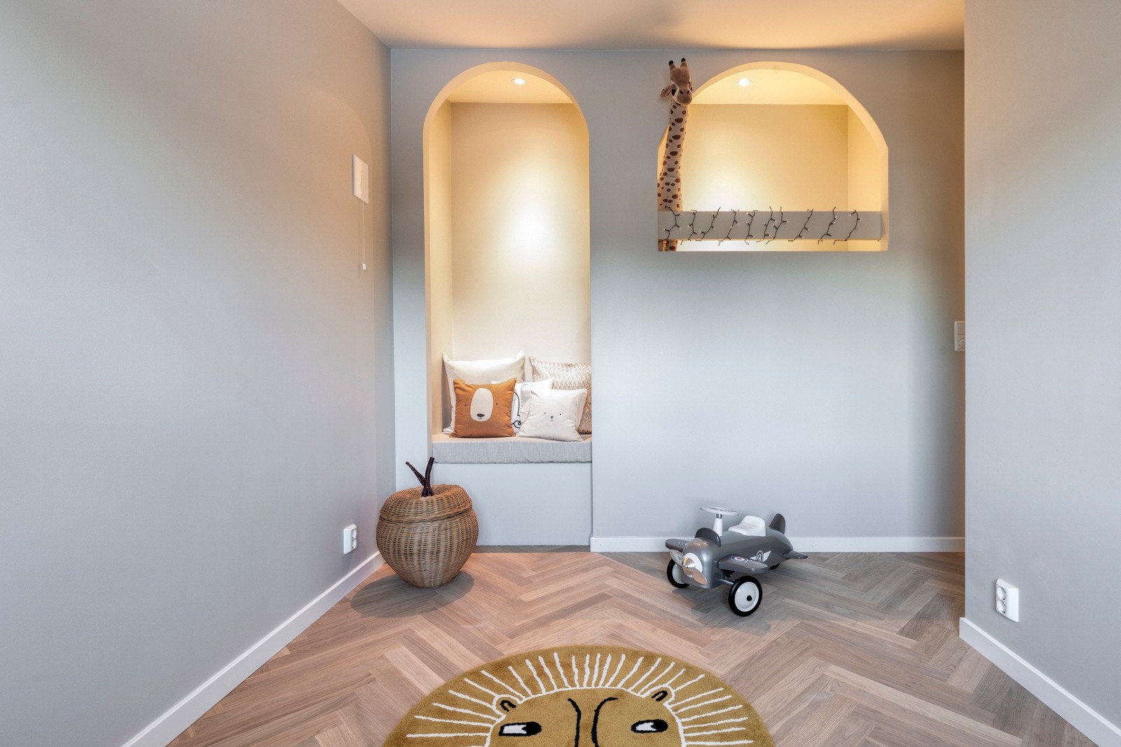 Her er arealet over trappen utnyttet til det maksimale med egen lesekrok og sengeplass på den øverste delen. Galleribilde