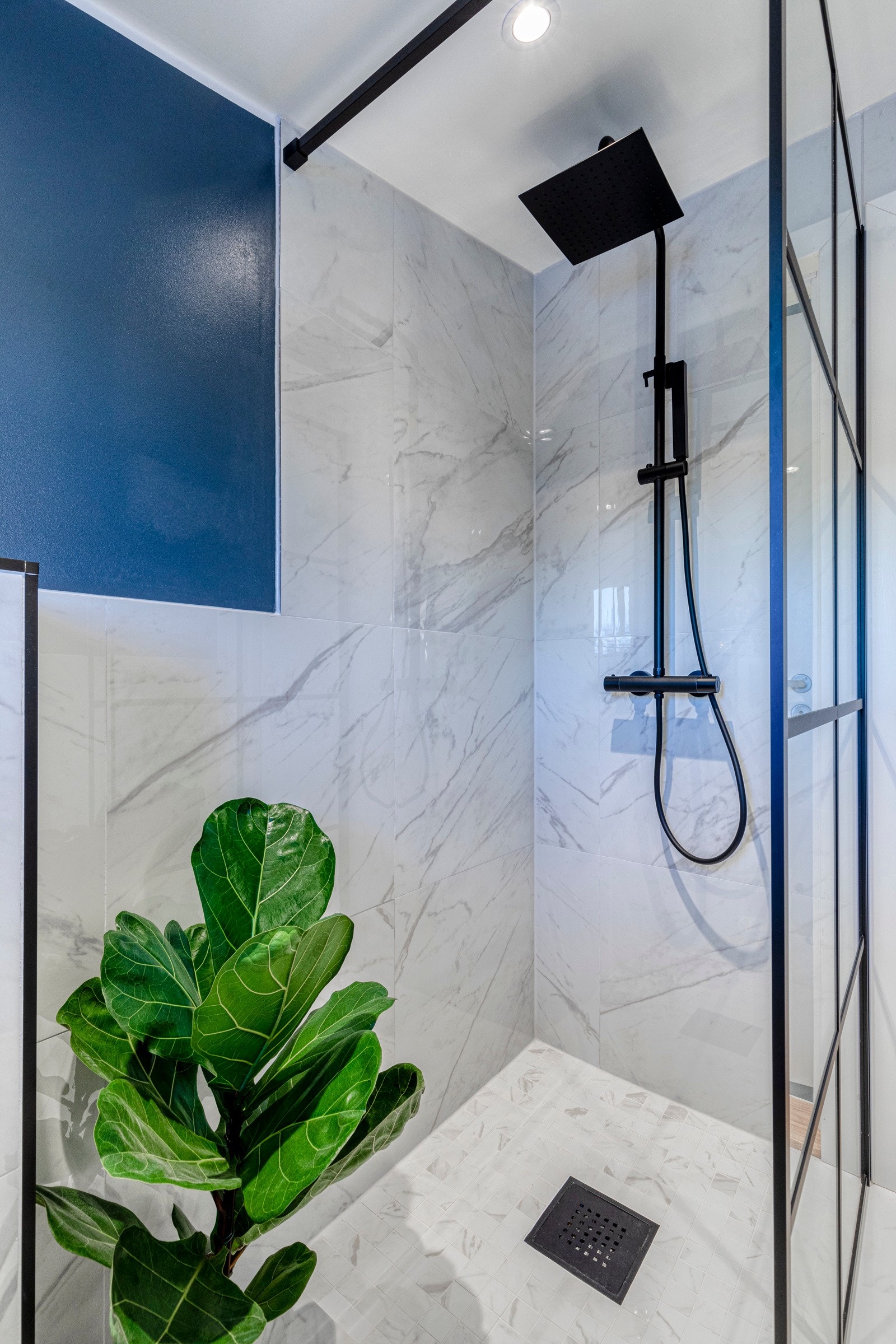 Dusjsonen har også sorte detaljer med sort armatur med hånddusj og regnfallsdusj. Gjennomført med sorte hjørnelister på innkassingen til sisterne (til venstre i bildet). Galleribilde