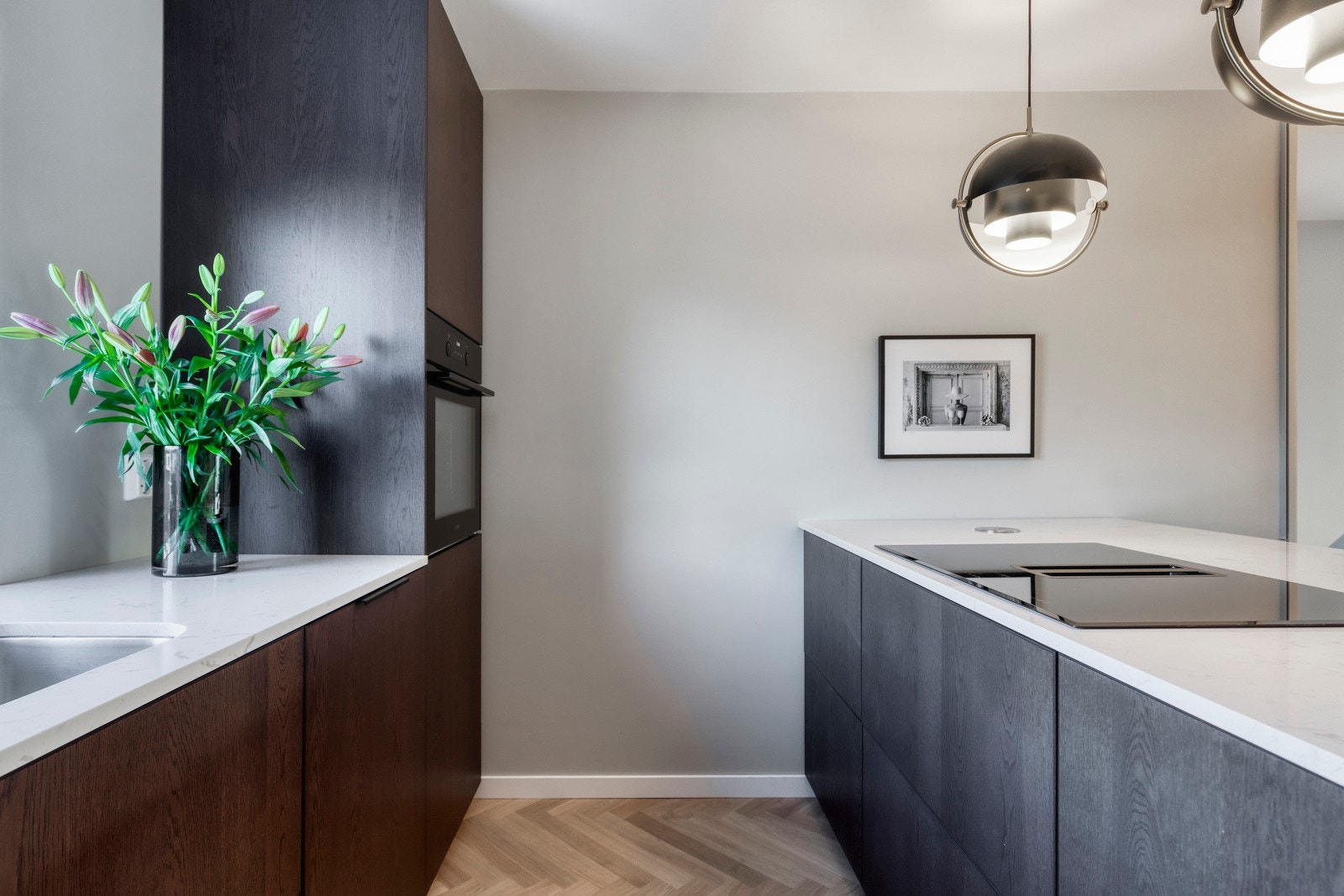 Kjøkkenet har forøvrig godt med skap og benkeplass. Vasken er underlimt som bidrar til enkelt renhold. Galleribilde