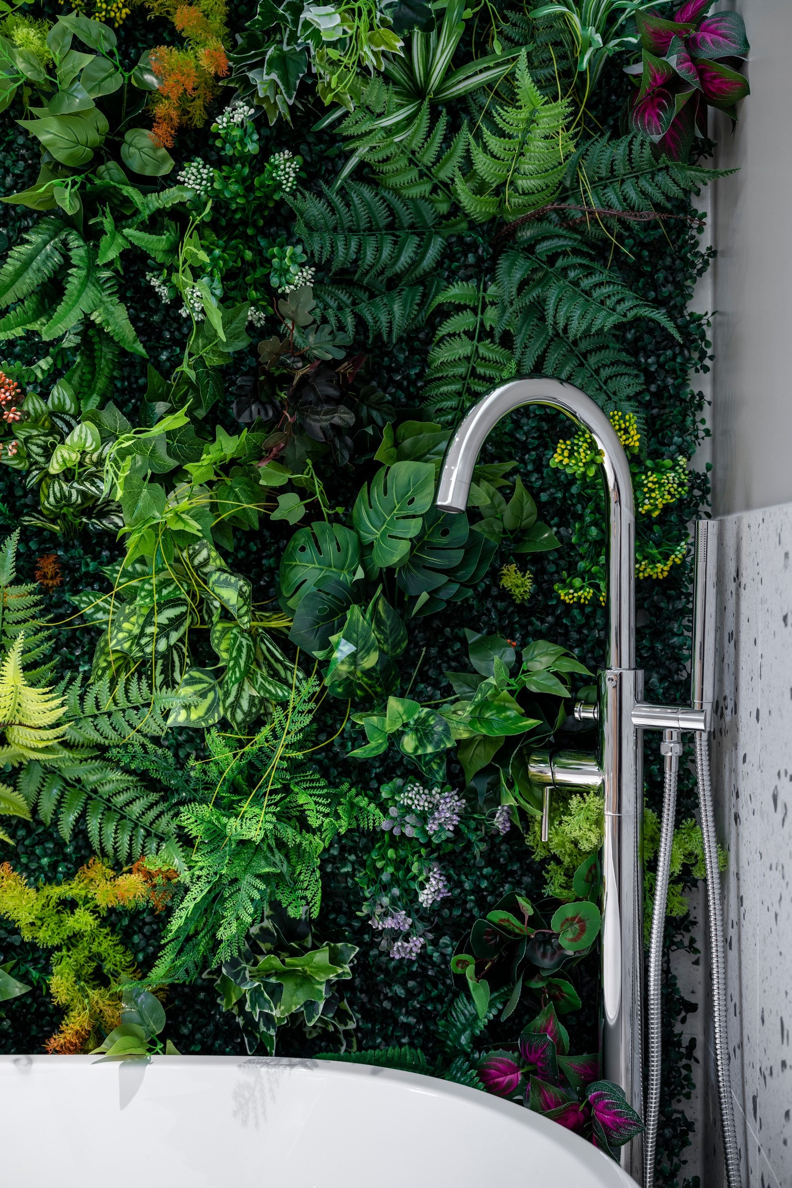 Moderne, frittstående badekararmatur i krom utførelse og rundt design. Høy tut gir god plass i badekaret og avtagbar hånddusj er lekkert montert på stangen. Galleribilde