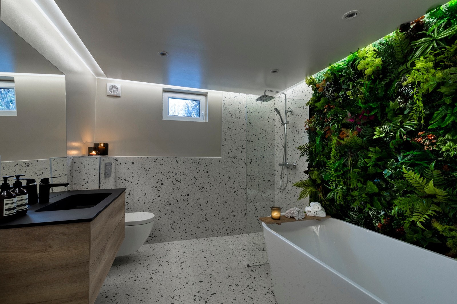 Her kan du dempe belysningen og nyte et avslappende bad. Himlingen er nedsenket med lyslist rundt. Galleribilde