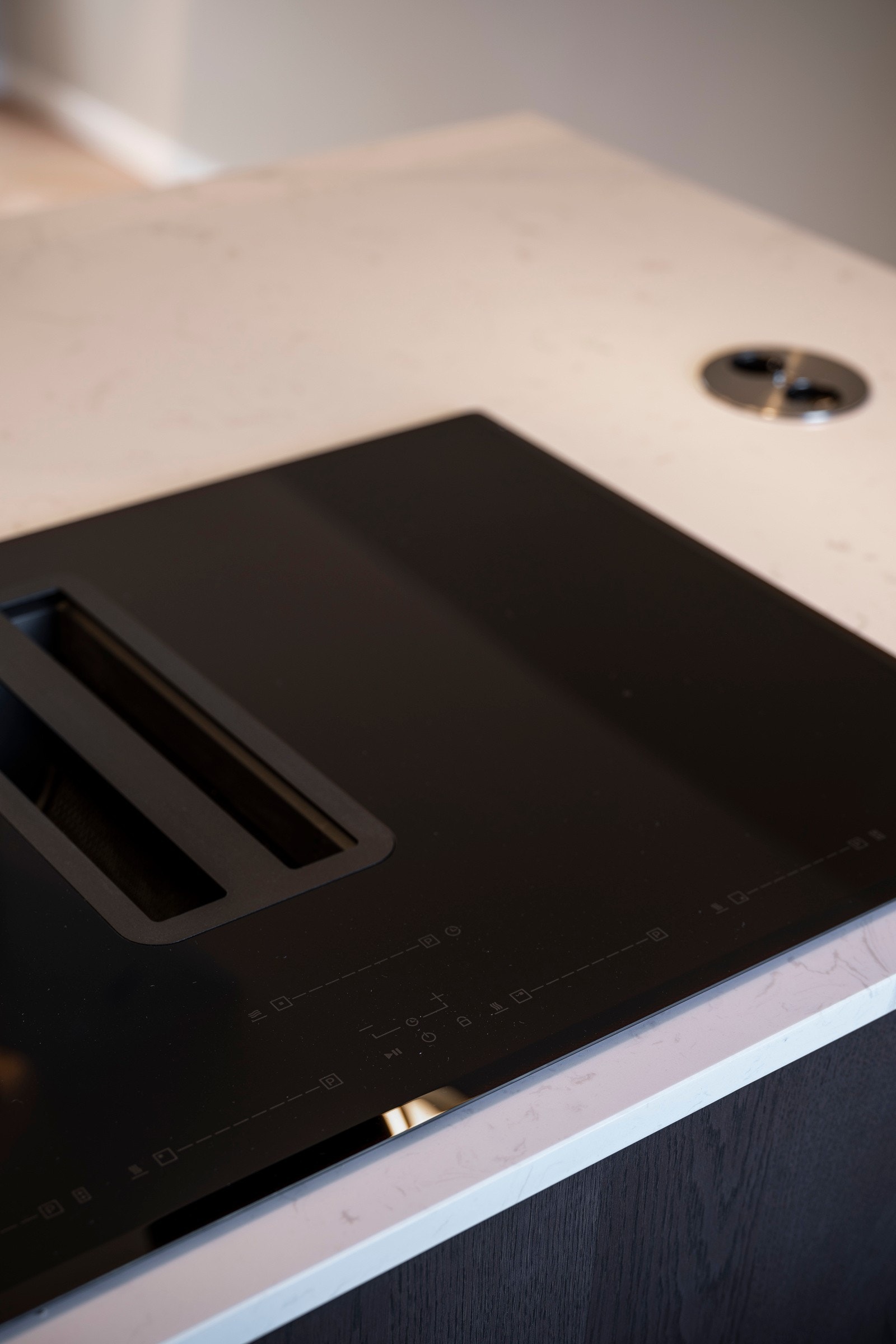 Med innebygd ventilator i induksjonstoppen slipper man vegg- eller takhengt ventilator som igjen gir et åpent og luftig preg. Galleribilde