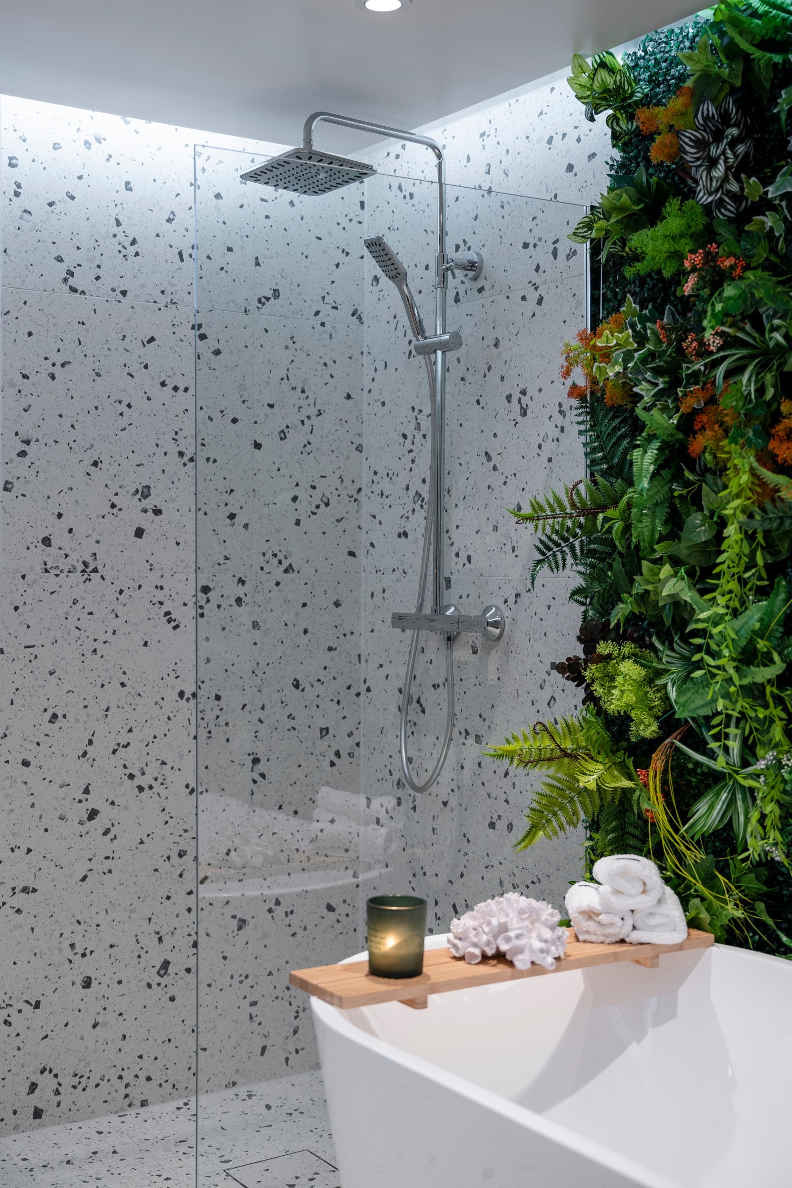 I tillegg til badekar, er det også dusjsone med armatur med regnfallsdusj og hånddusj. Galleribilde