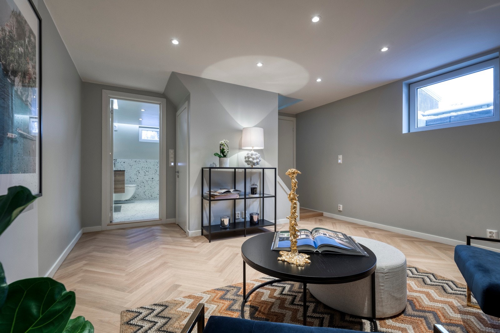 God belysning med downlights i taket, men også vindusflatene er av god størrelse. Galleribilde