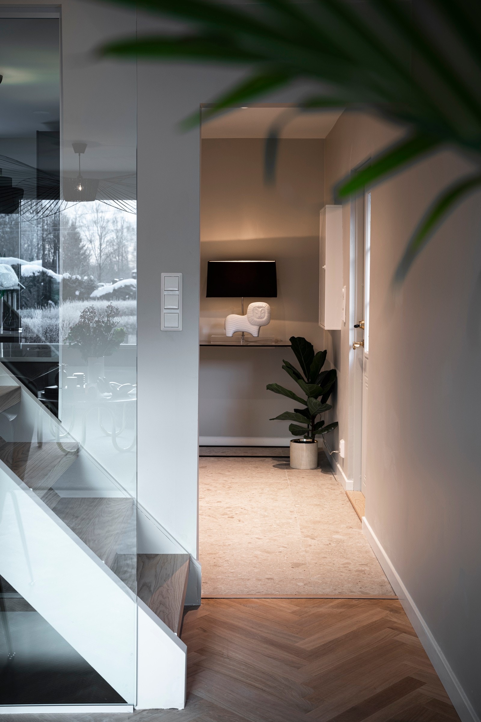 Entréen sett fra stuen med dempet belysning. Galleribilde