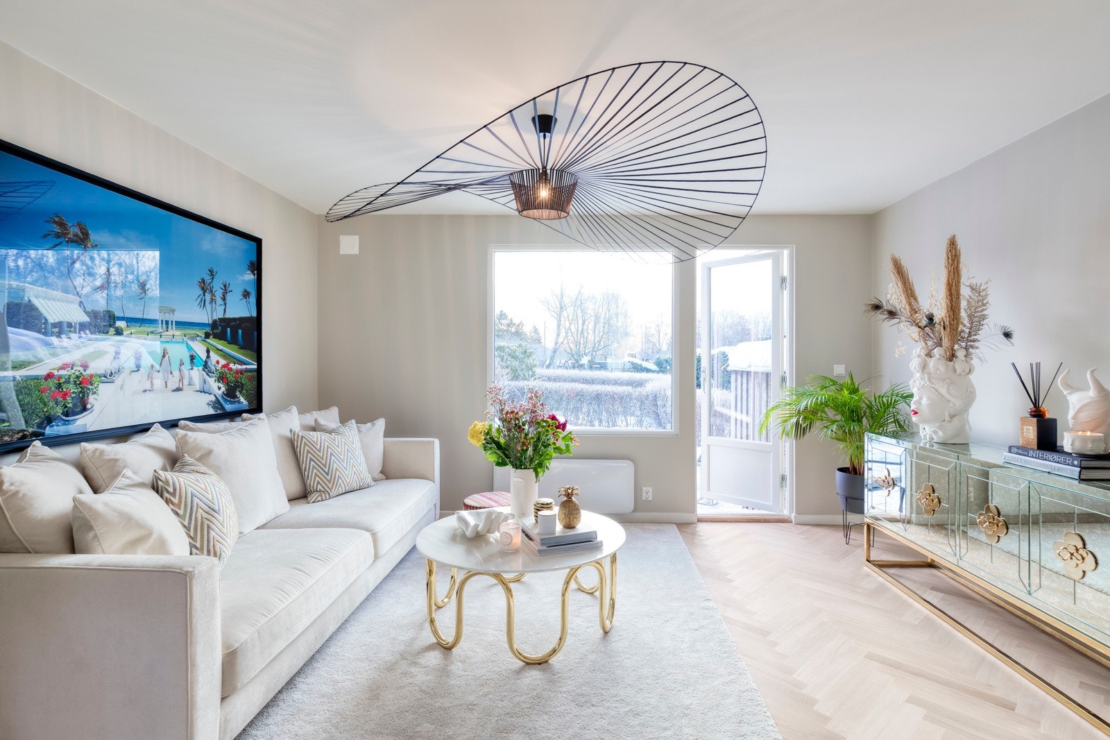 Stuen utgjør et hyggelig oppholdsrom med et lett og delikat material- og fargevalg. Galleribilde