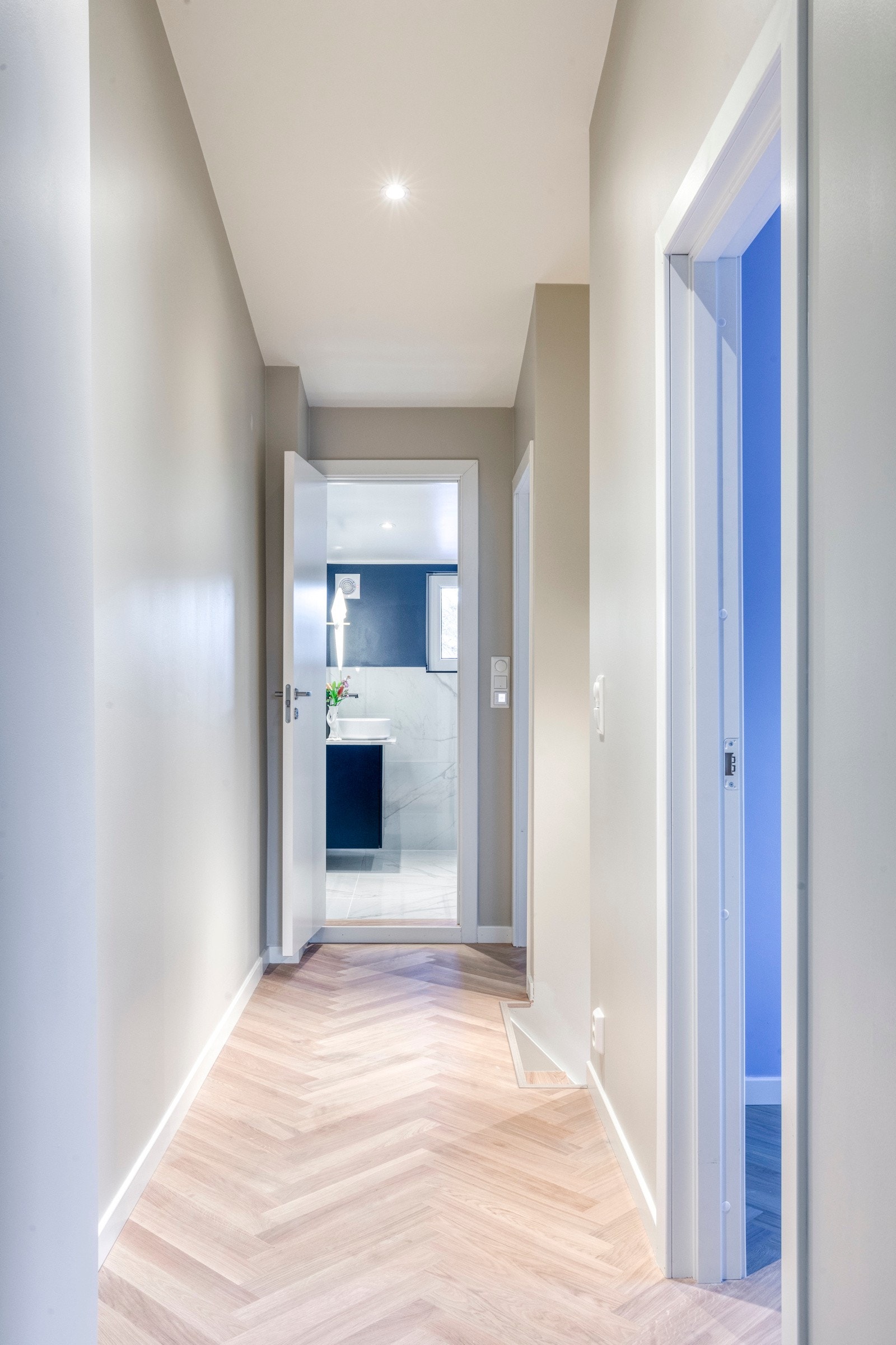 I 2. etasje finner du et flott bad og tre gode soverom. Gangen i 2. etasje har behagelig takhøyde og downlights i himling. Galleribilde