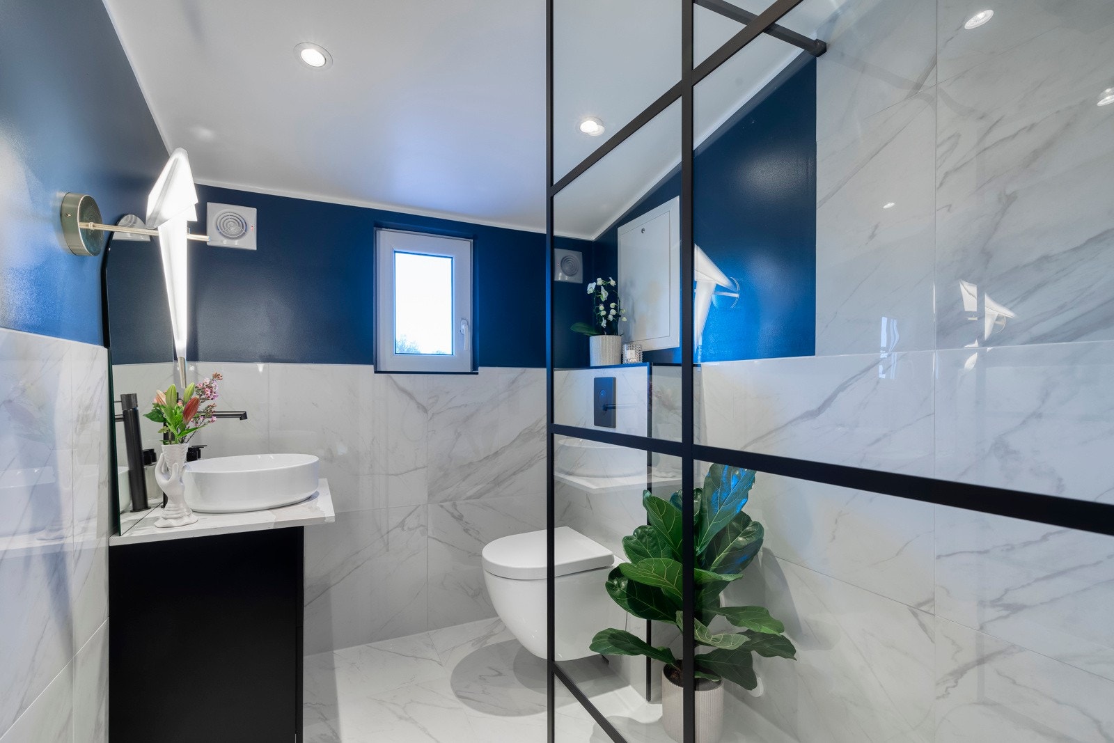 Meget lekkert bad i 2. etasje med et moderne og eksklusivt preg. Servantskap med benkeplate i steinkompositt. Galleribilde