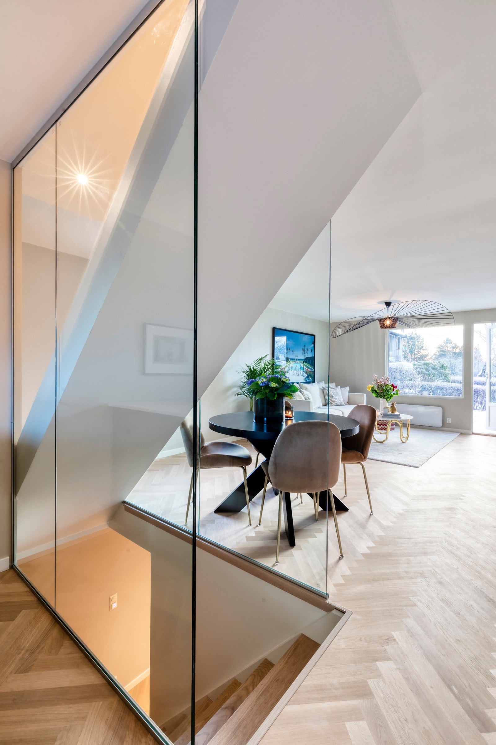 Gjennomgående for huset er en lekker eikeparkett lagt i fiskebensmønster. Galleribilde