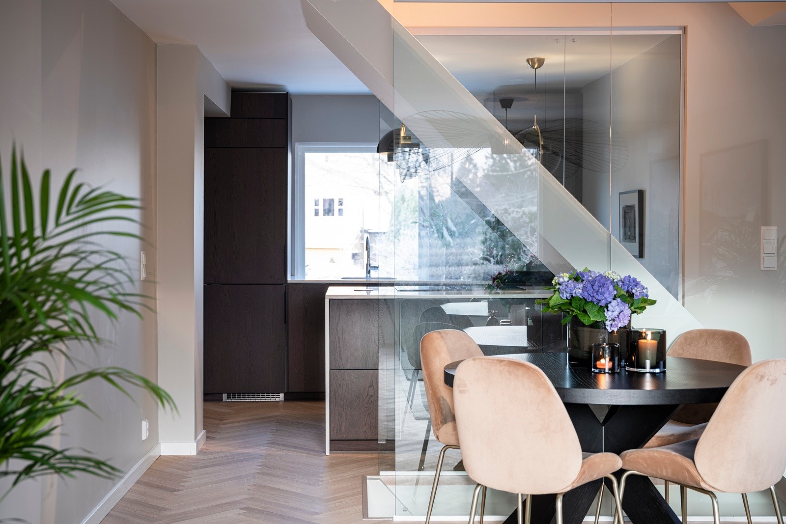 Kjøkkenet ligger i delvis åpen løsning mot stuen og det er fin plassering til spisebord like ved. Galleribilde