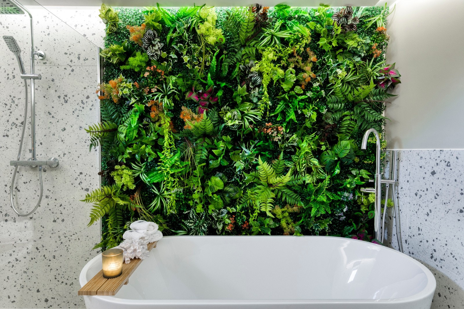 Planteveggen på badet er med på å skape det lille ekstra og gir følelsen av "hjemmespa". Galleribilde