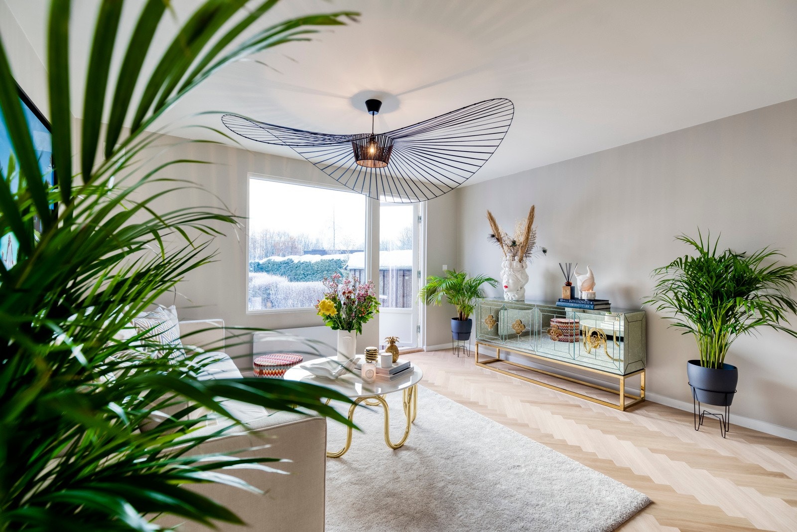 Stuen er romslig med god plass til sofa og tv-møblement. Rikelig med lysinnslipp fra glassfelt og terrassedør mot hagen. Galleribilde