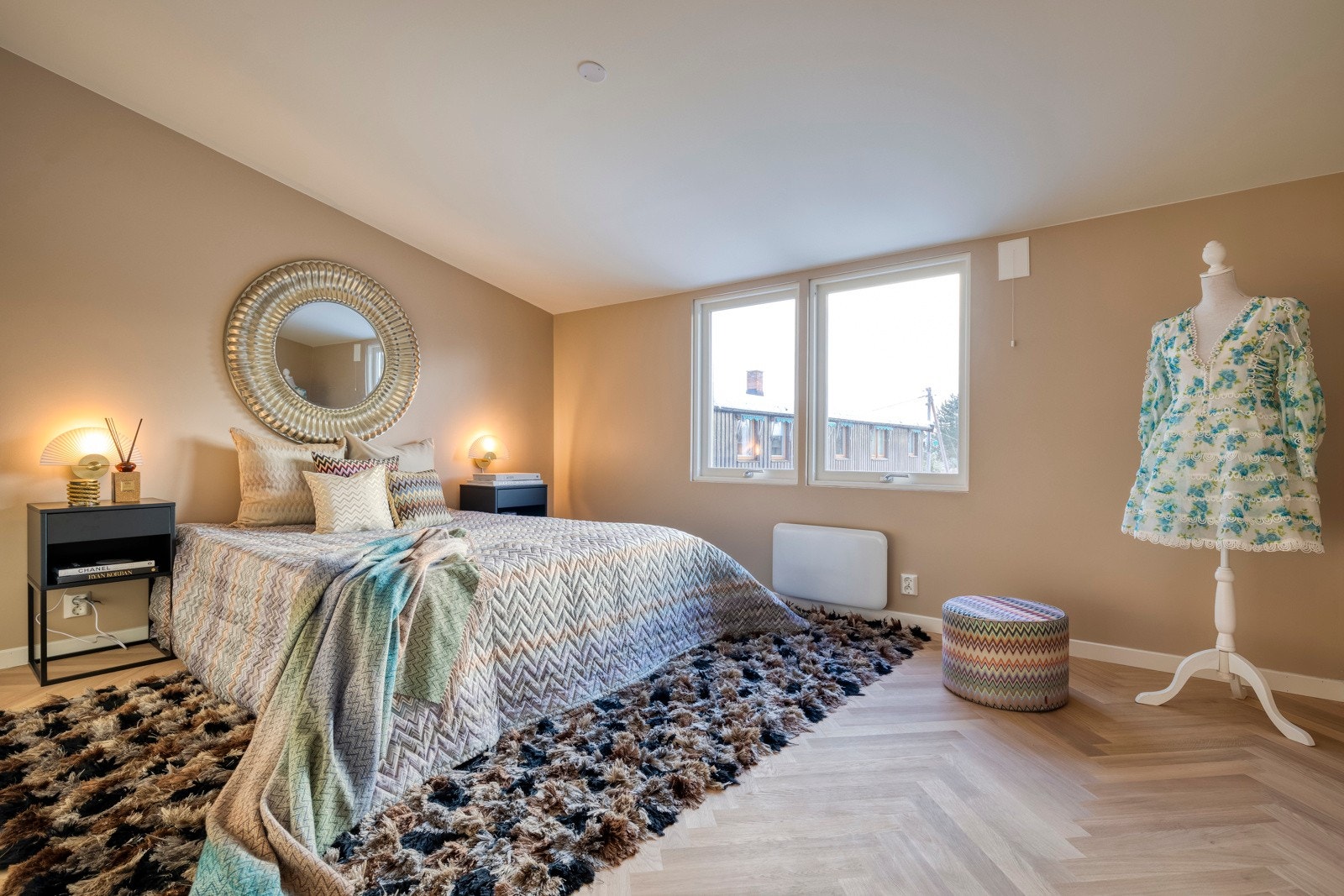 Hovedsoverommet er av god størrelse med rikelig lysinnslipp fra to vinduer. Her kommer også den lekre parketten godt frem. Galleribilde