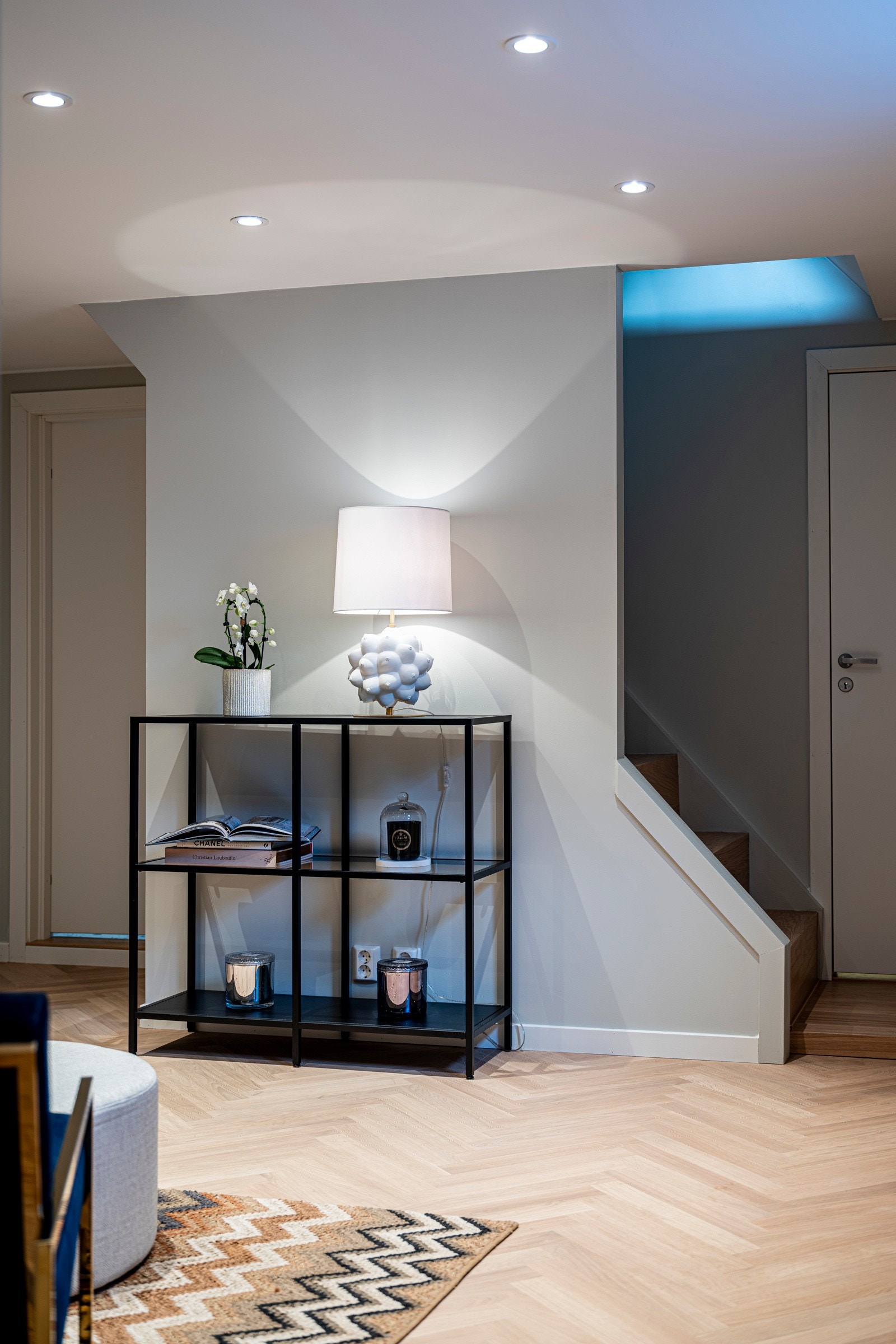 Under trappen er det en praktisk bod med oppbevaringsplass til støvsuger o.l. Galleribilde