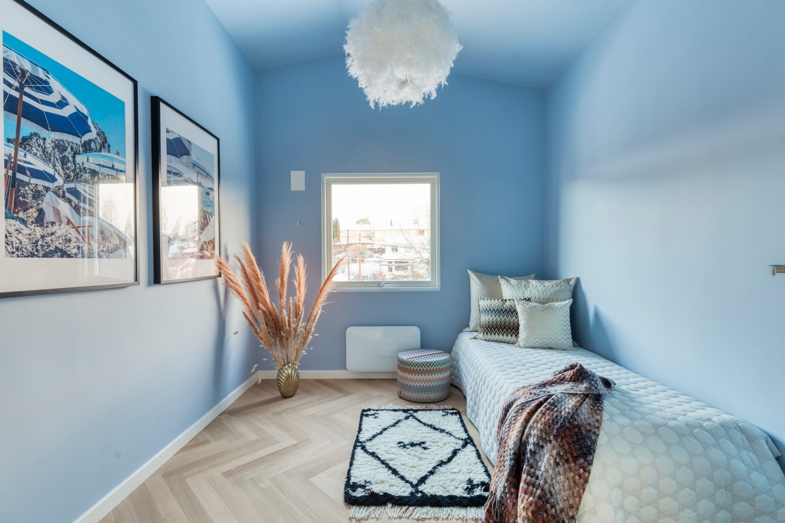 Soverom 3. Et flott soverom med plass til seng og garderobeskap. Legg merke til himling og vegger i samme farge - lekkert! Galleribilde