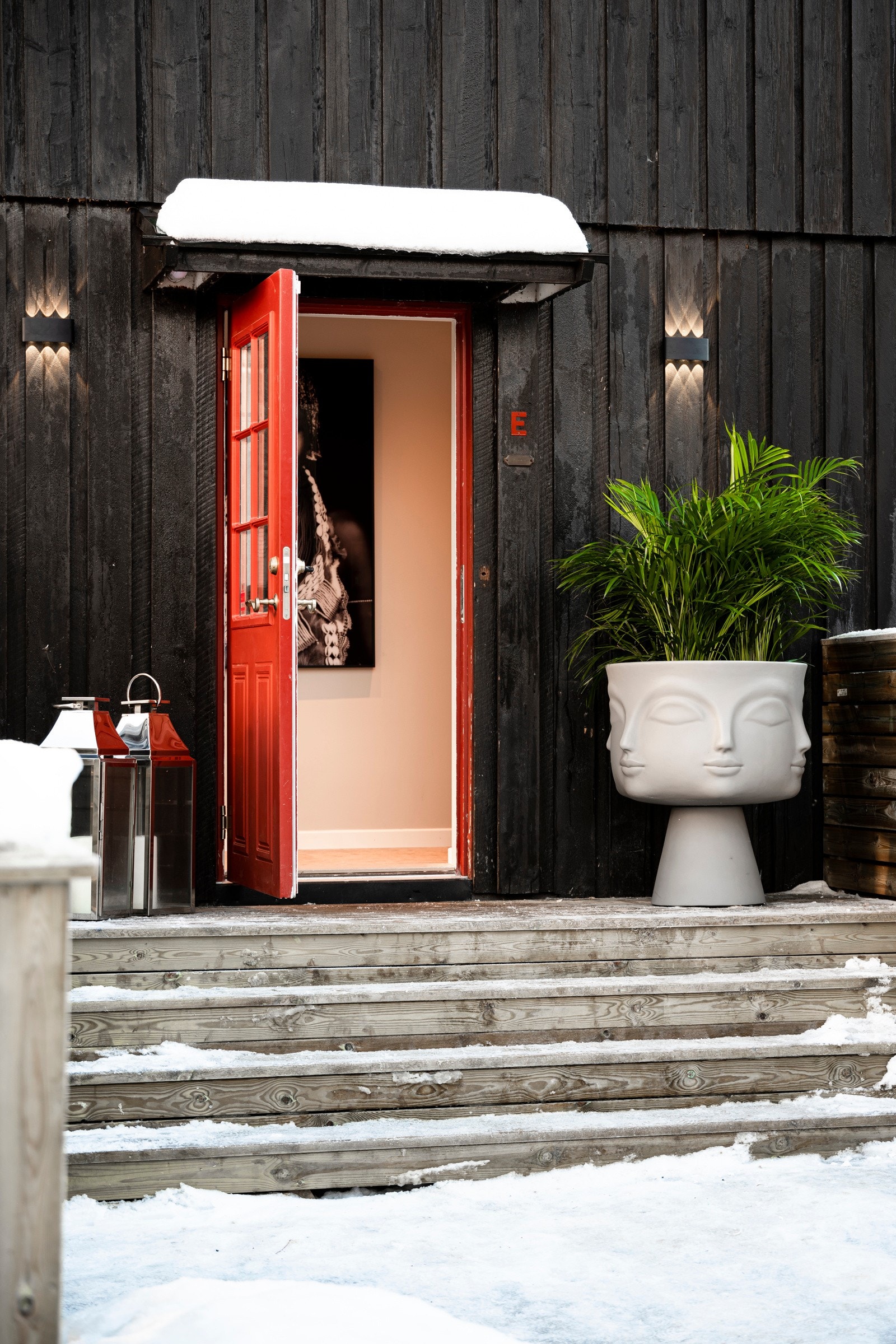 Hyggelig og privat inngangsparti med trapp til inngangsdøren. Galleribilde