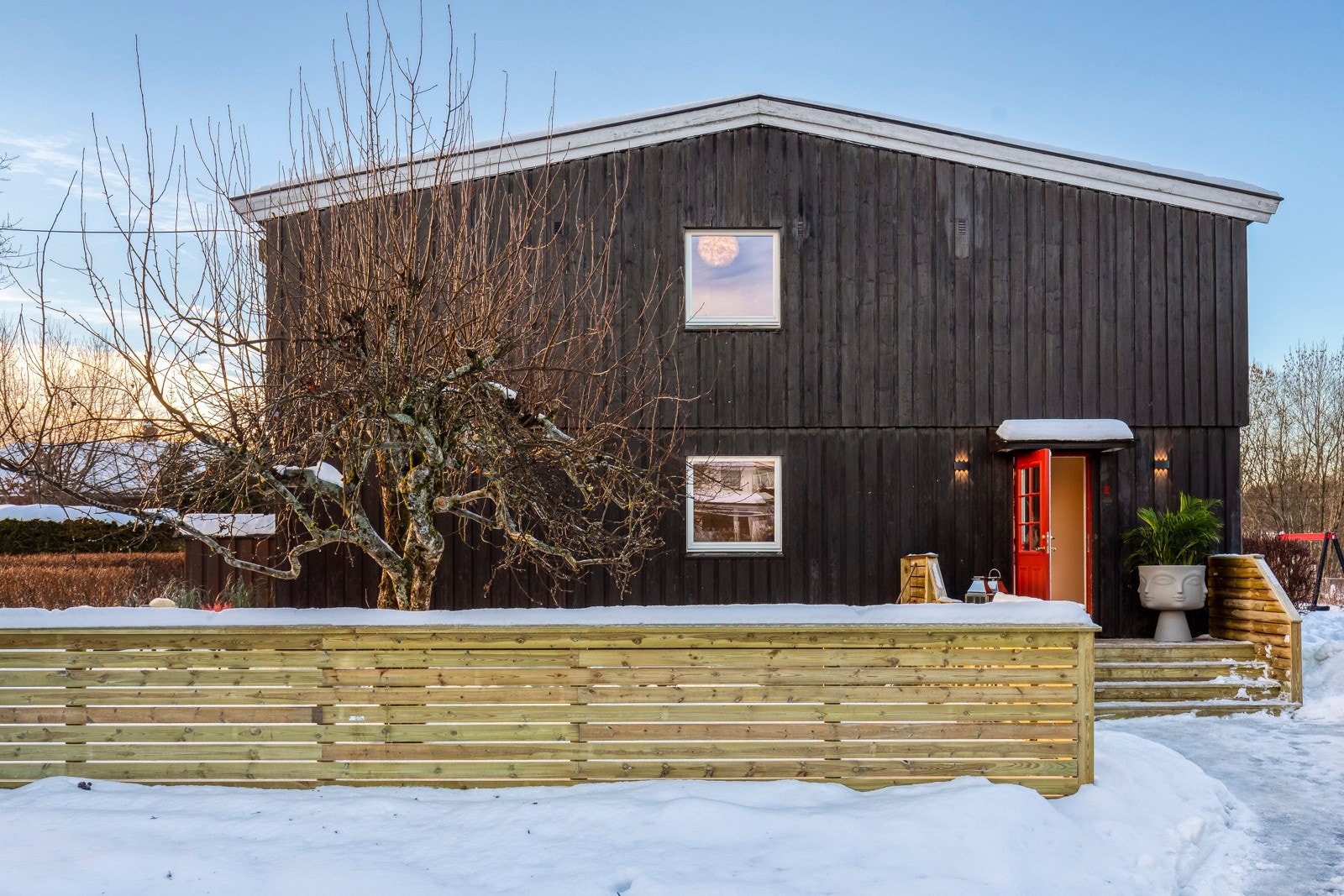 Huset har en attraktiv og barnevennlig beliggenhet med nærhet til skoler, barnehager, offentlig kommunikasjon og flotte turområder m.m. Galleribilde