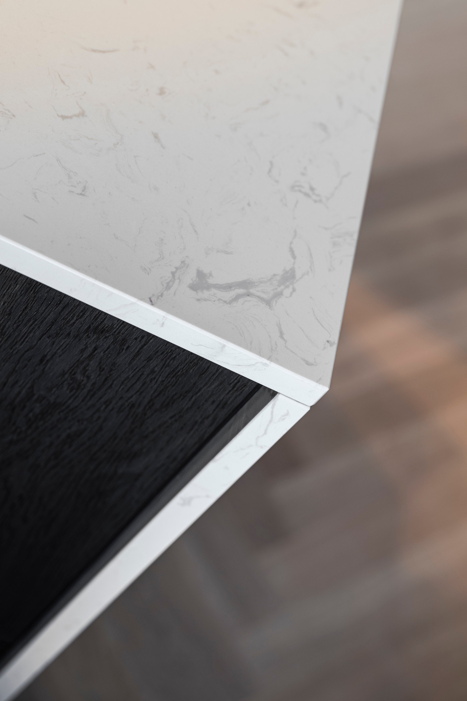 Benkeplaten er Venato steinkompositt. Et svært slitesterkt materiale som tåler det meste. I tillegg er overflaten motstandsdyktig mot både smuss og bakterier. Galleribilde