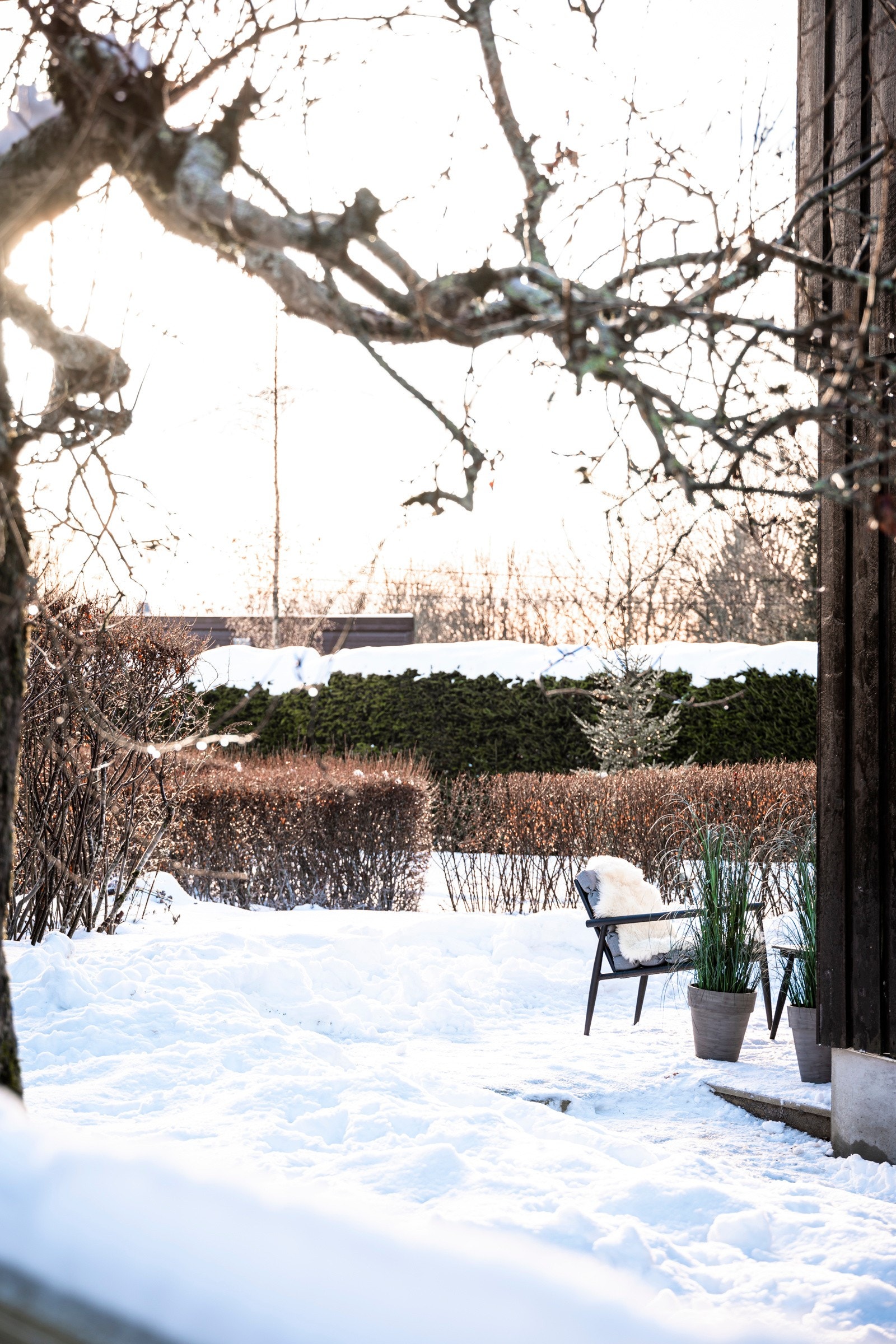 Med boligen følger 1/18 av fellesareal omfatter grøntarealer, gangstier, garasjetomt med 18 garasjer, redskapsbod med diverse redskaper m.m. Galleribilde