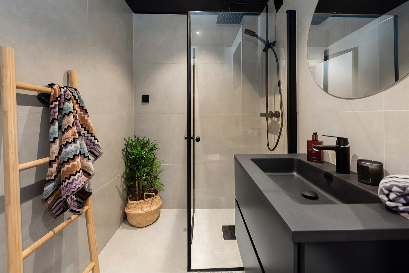 Den sorte innredningen utgjør en innbydende detalj Galleribilde