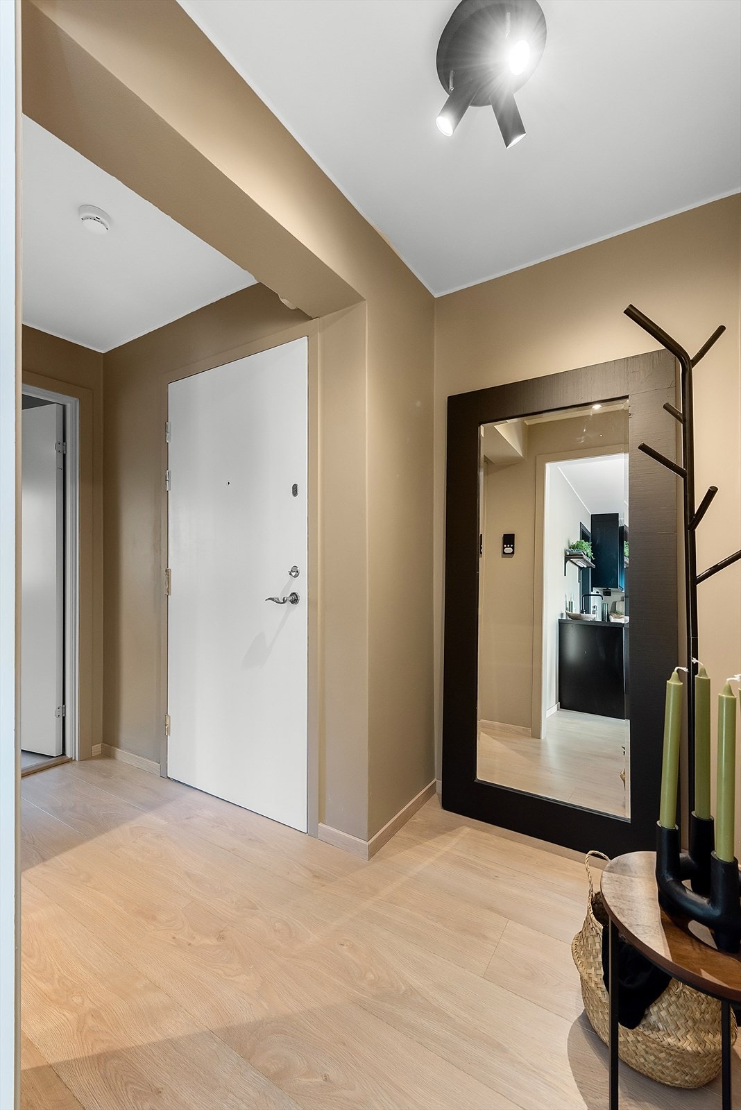 Boligen ønsker deg velkommen med en romslig og innbydende entré hvor det er god plass til av- og påkledning Galleribilde