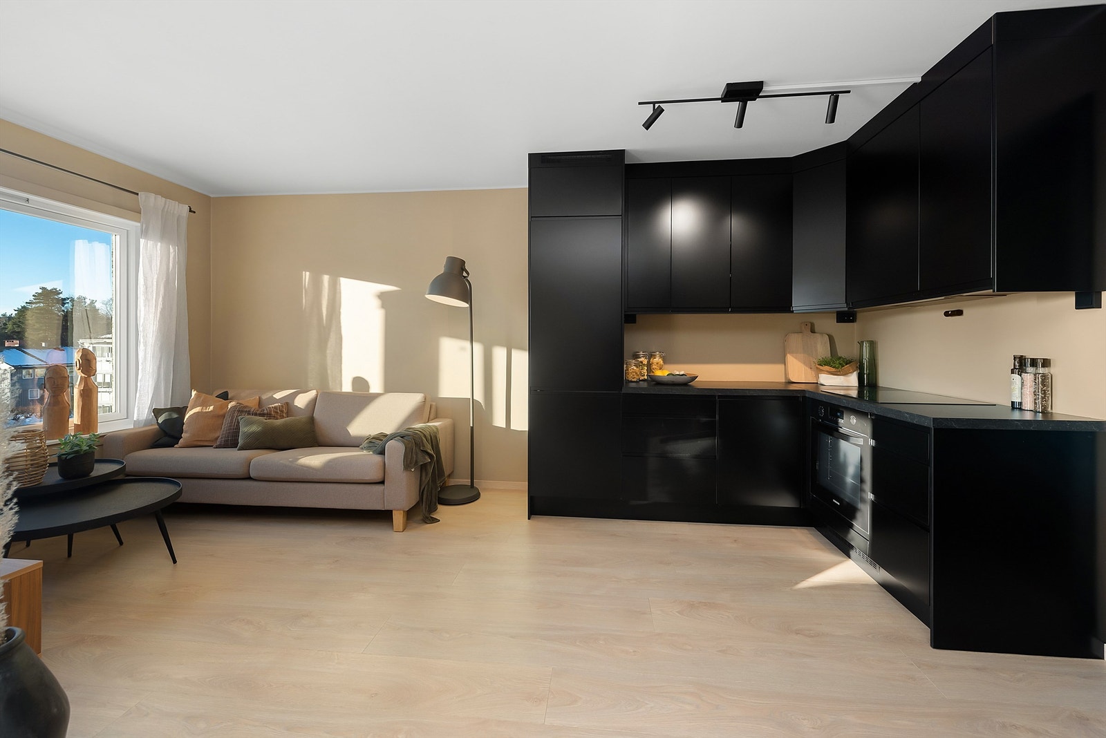 Åpen stue- og kjøkkenløsning skaper et sosialt rom Galleribilde