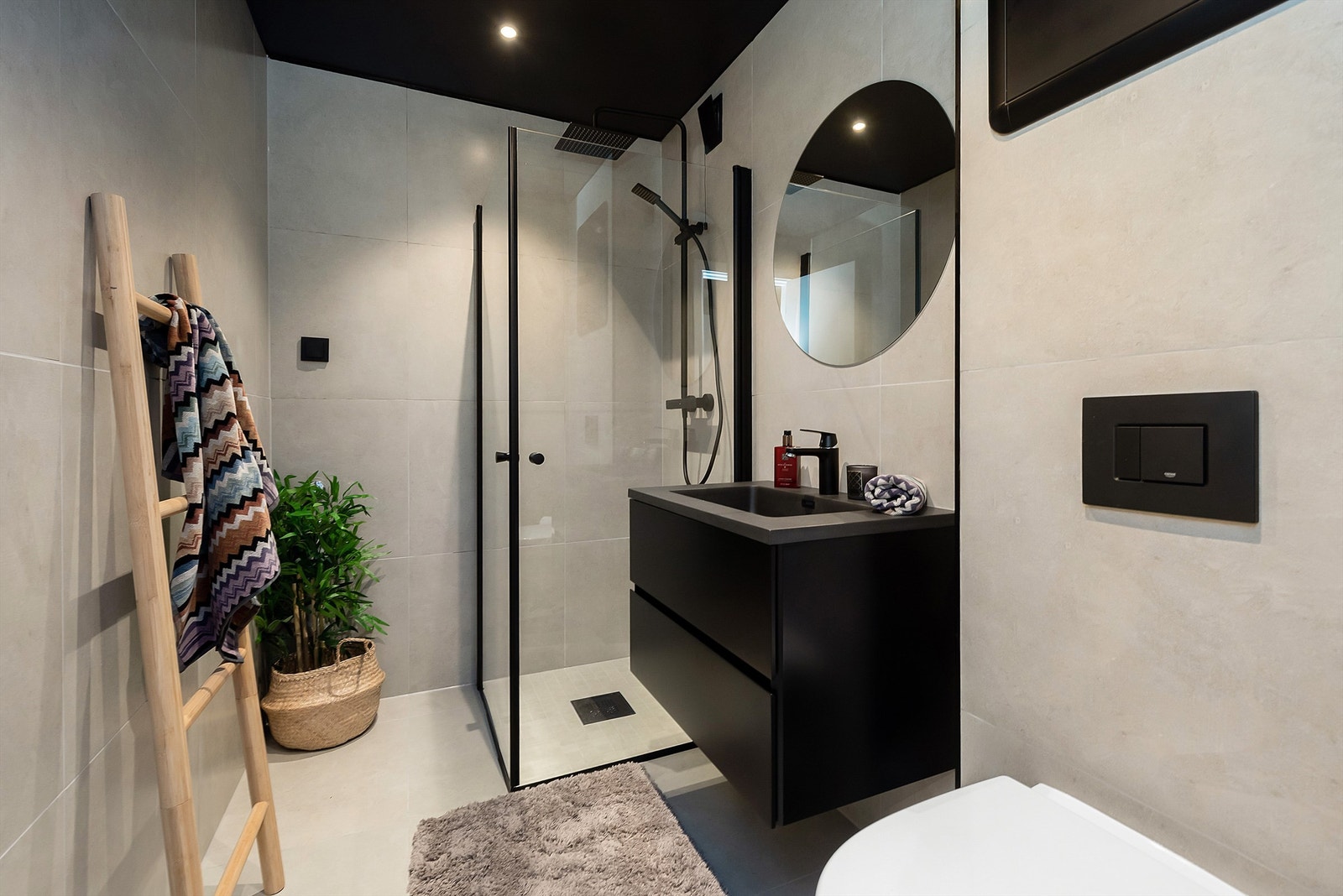 Tidsriktig og moderne bad med flotte kontrastvalg Galleribilde