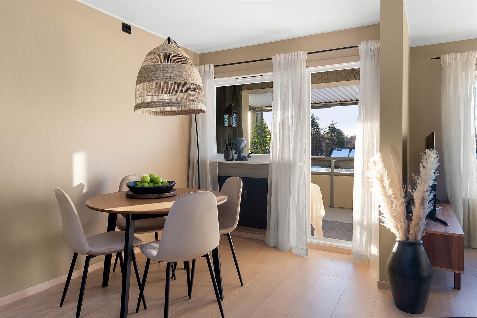 Fra stuen er det direkte adgang til innglasset balkong på 8 kvm. Galleribilde