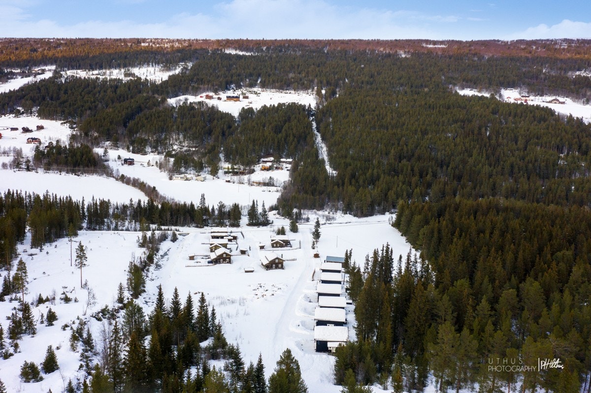Tomtene ligger i regulert område nedenfor Alpinsenteret og etablet hyttebebyggelse i området. Galleribilde