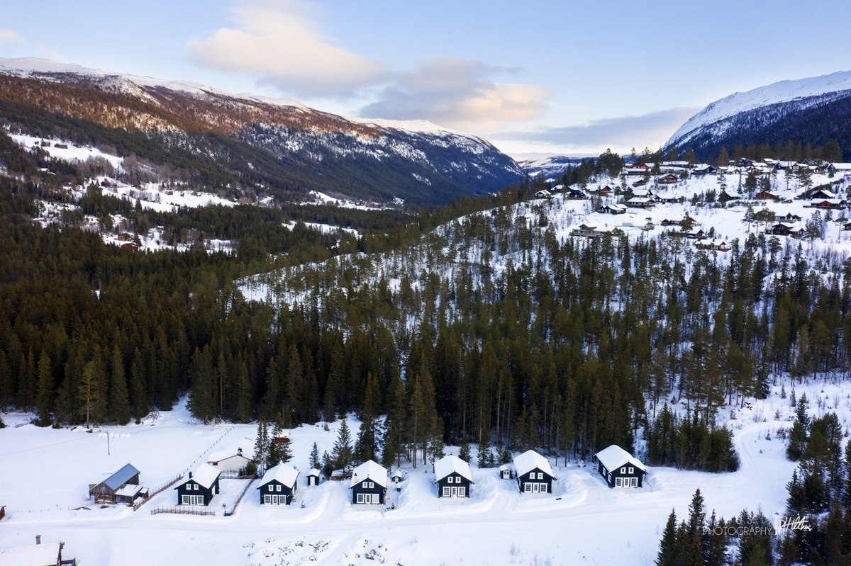 Terrenget er tilnærmet flatt og ligger vendt mot nordøst rundt 650 moh., med utsikt utover dalen og mot alpinanlegget. Galleribilde
