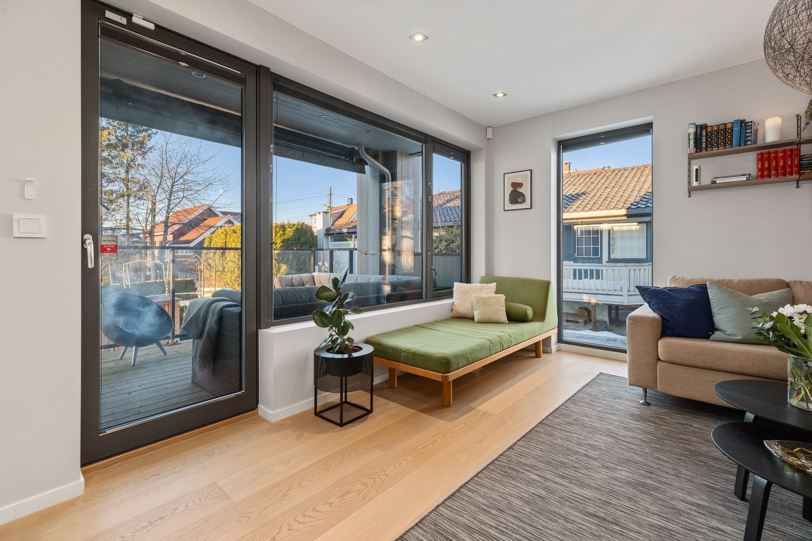 Stue - 2. Etasje | Fra stuen har du utgang til en solrik terrasse på 9m2. Galleribilde