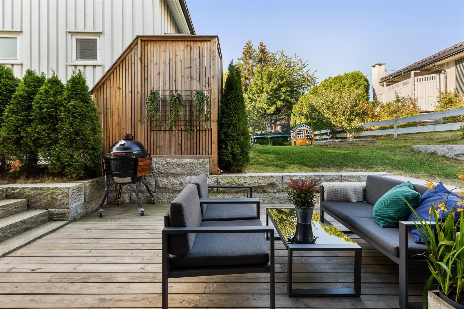 Terrasse sommertid | Terrassen er på 15m2. Fra terrassen kommer du videre til boligens hage. Galleribilde