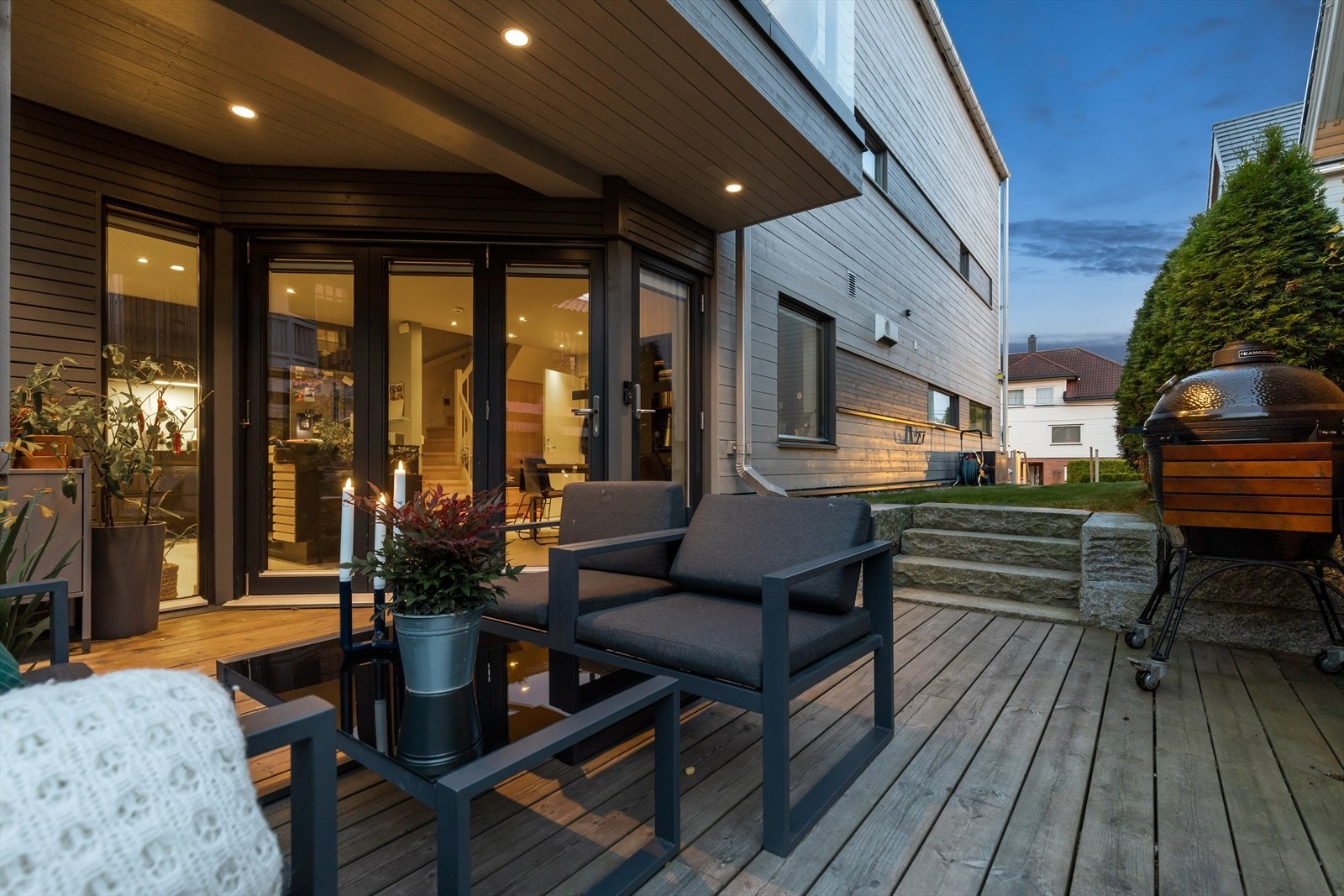 Terrasse kveldstid | Den sydvestvendte terrassen har plass til både stor sittegruppe og grill. Galleribilde