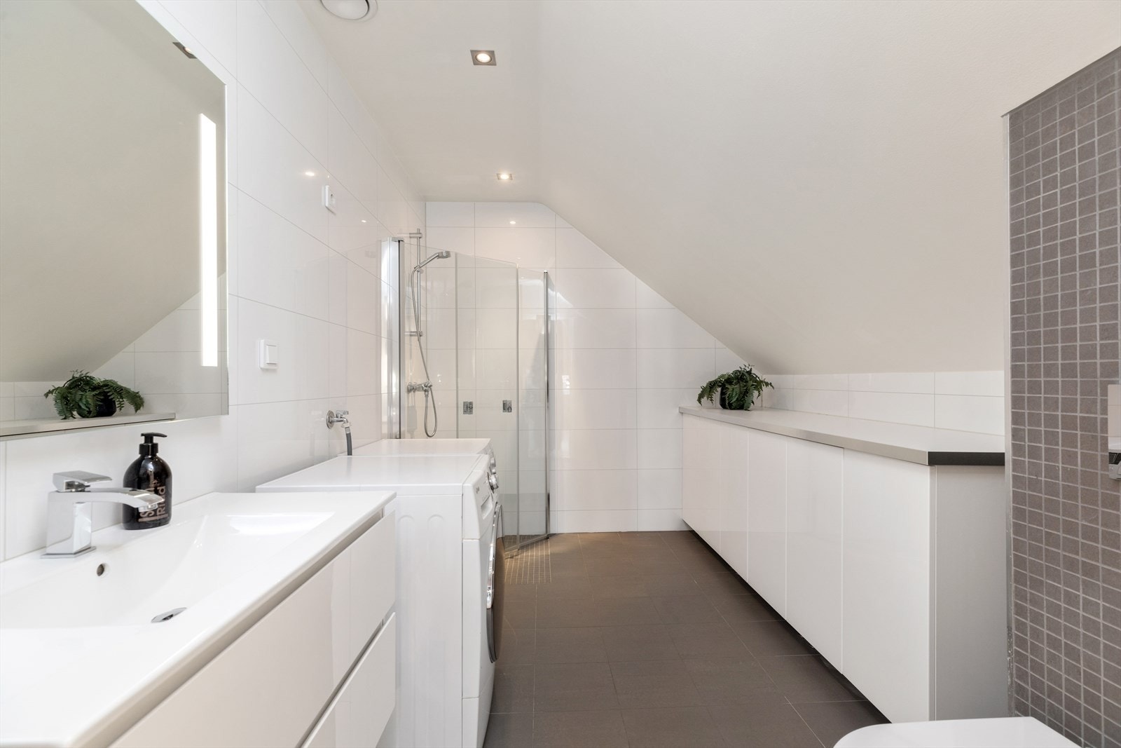 Baderom - 3 Etasje | Badet har dusj med innfellbare dusjvegger og opplegg for vaskemaskin/tørketrommel. Galleribilde