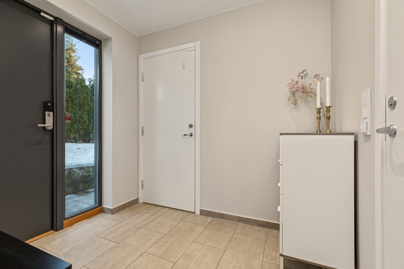Entrè/gang - 1 Etasje | Fra gangen er det god plass til både sko og yttertøy. Galleribilde