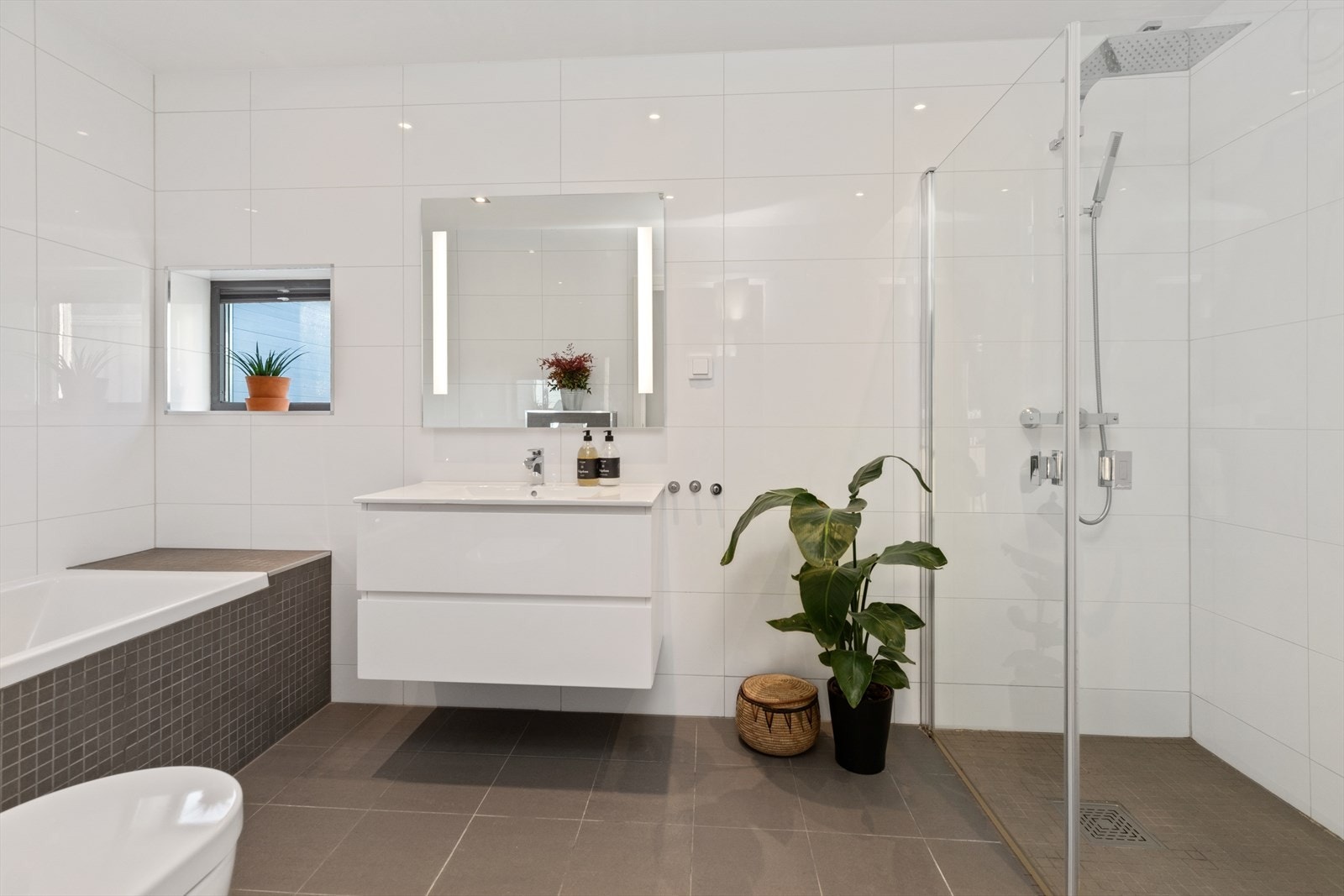 Baderom - 2 Etasje | Badet har i tillegg dusjsone med innfellbare dusjvegger. Galleribilde