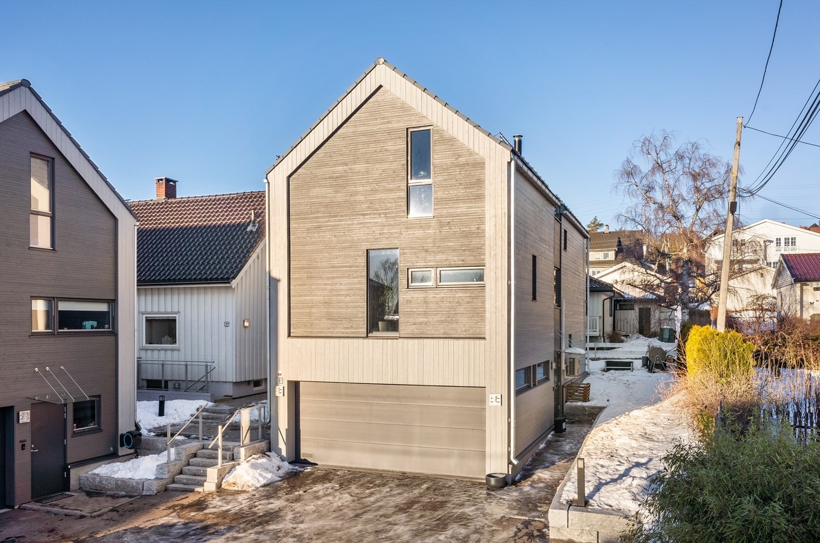 Fasade vintertid | Boligen har gode solforhold. Her kan du nyte solen frem til den går ned. Galleribilde