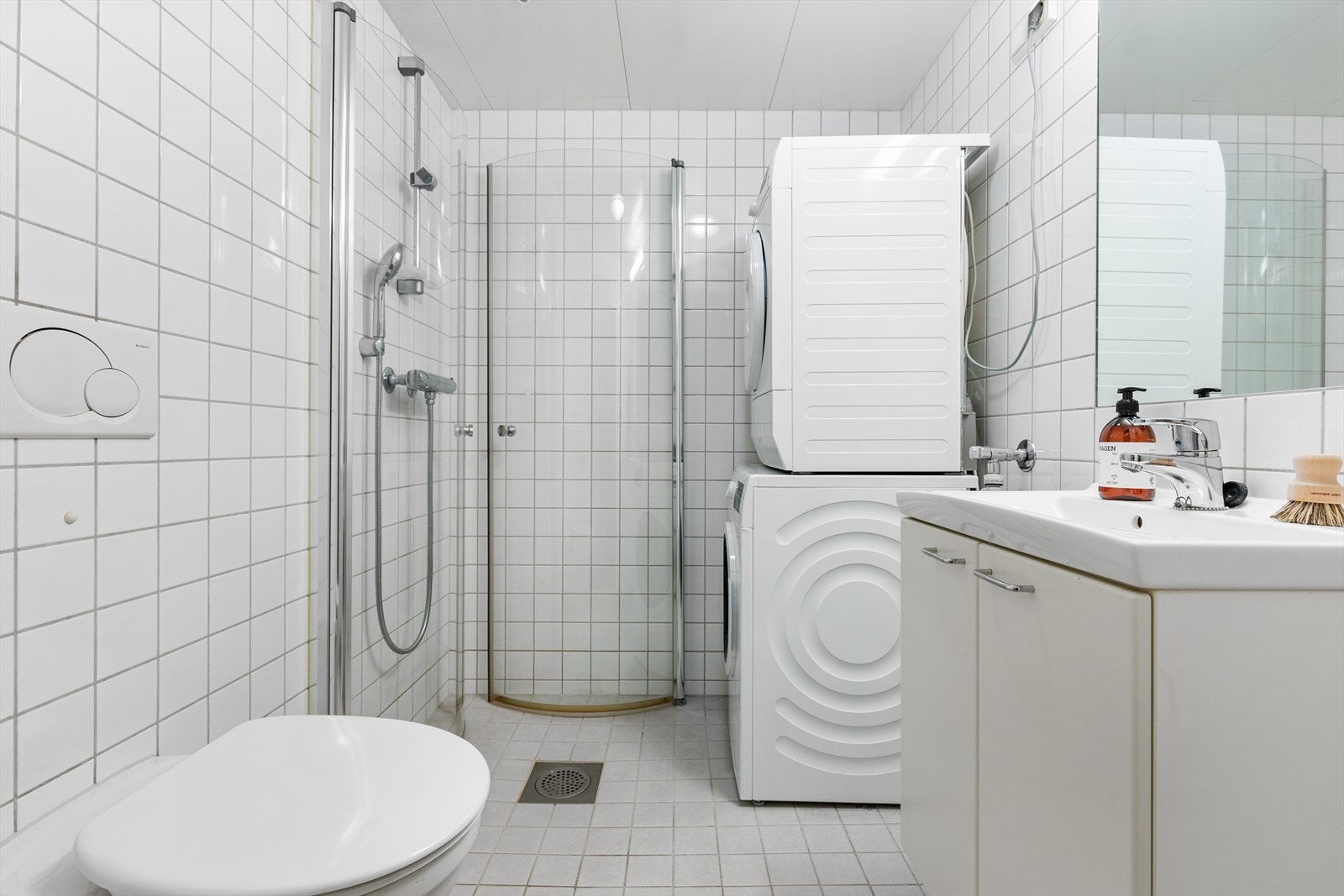 Romslig og lyst bad. Avtrekk tilknyttet balansert ventilasjon. Galleribilde